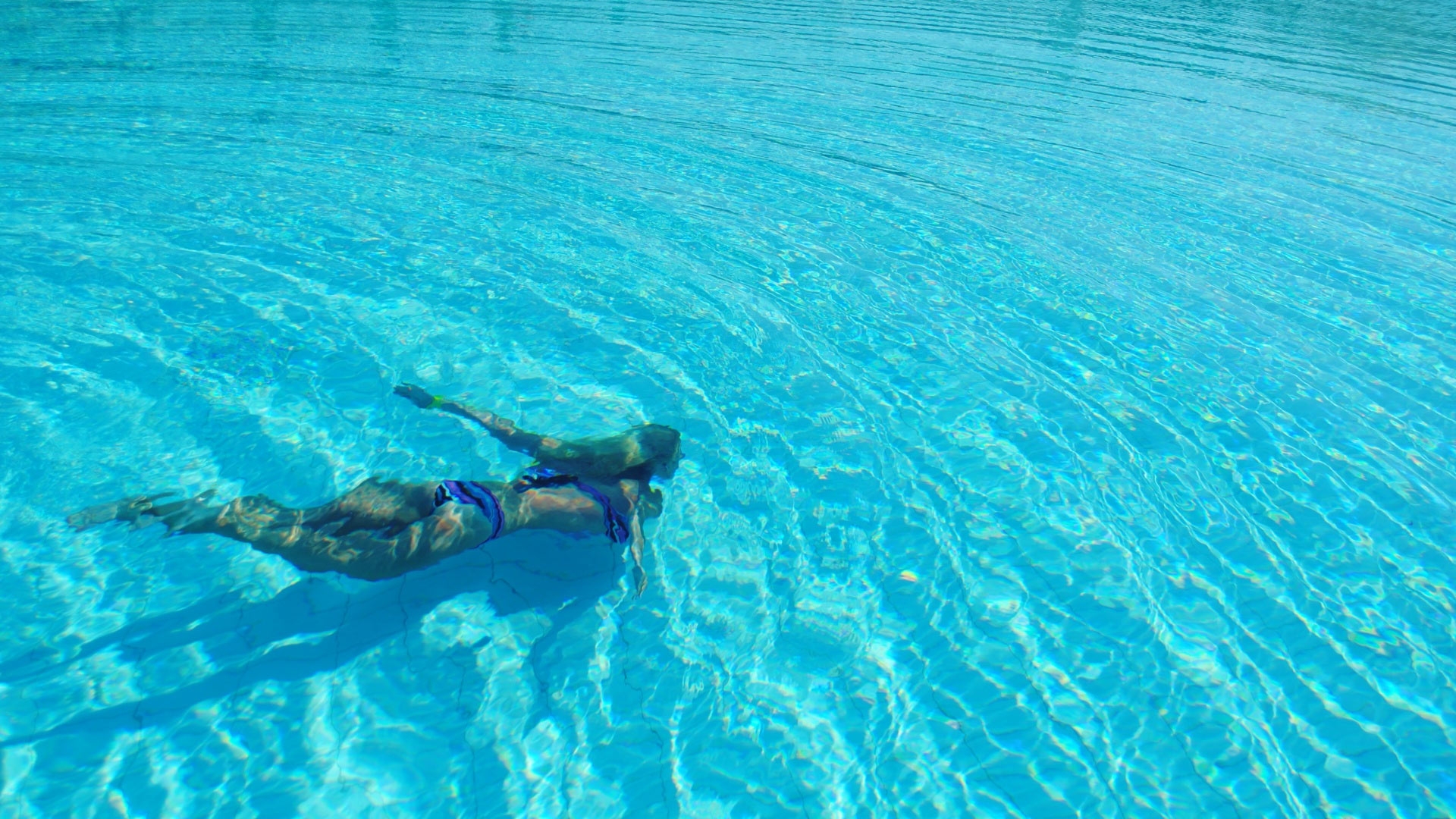 Видео воды в бассейне. Плавать под водой. Девушка ныряет в бассейн. Девушка плывет в море. Девушка плавает в море.