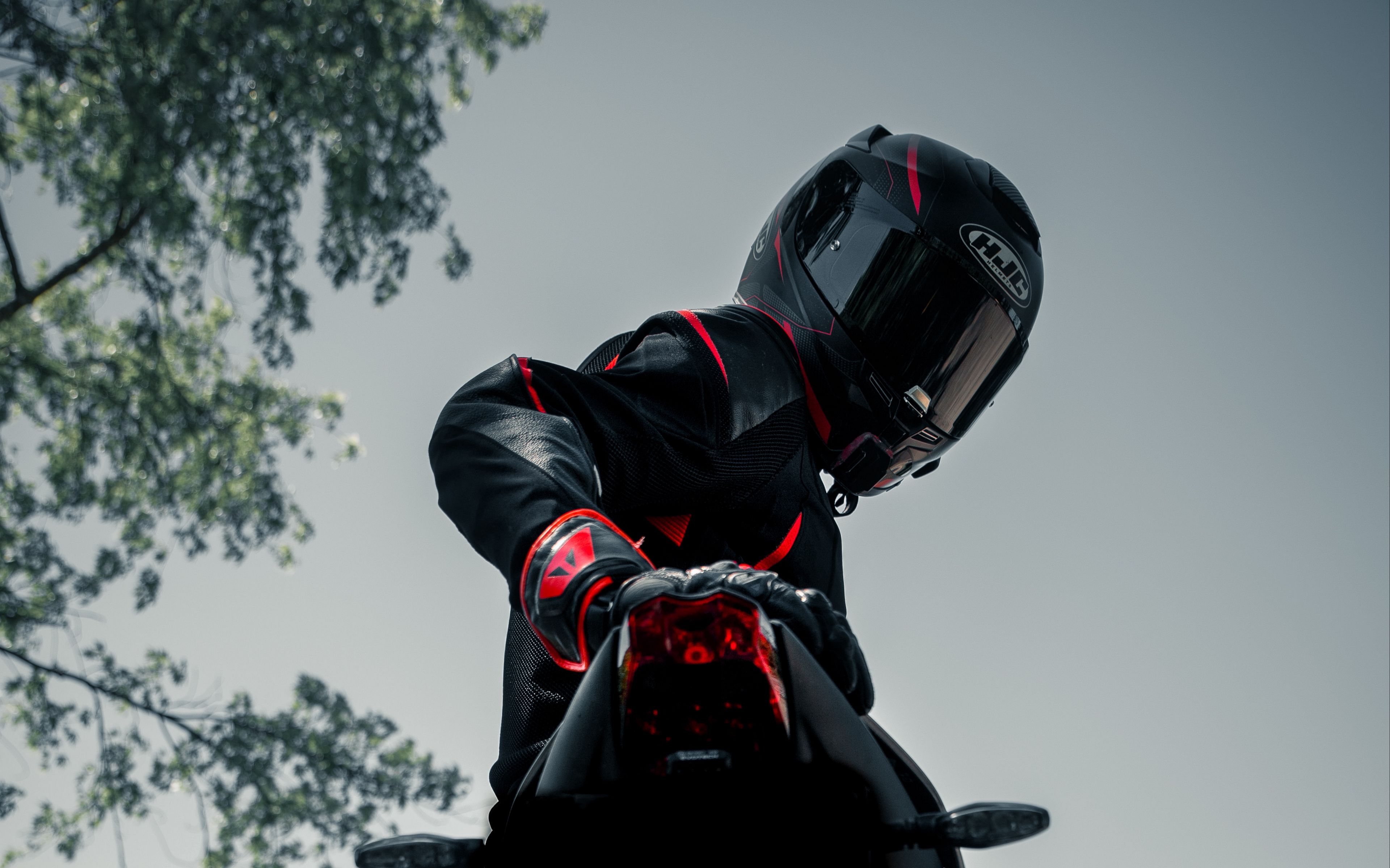 В шлеме на мотоцикле (37 фото)