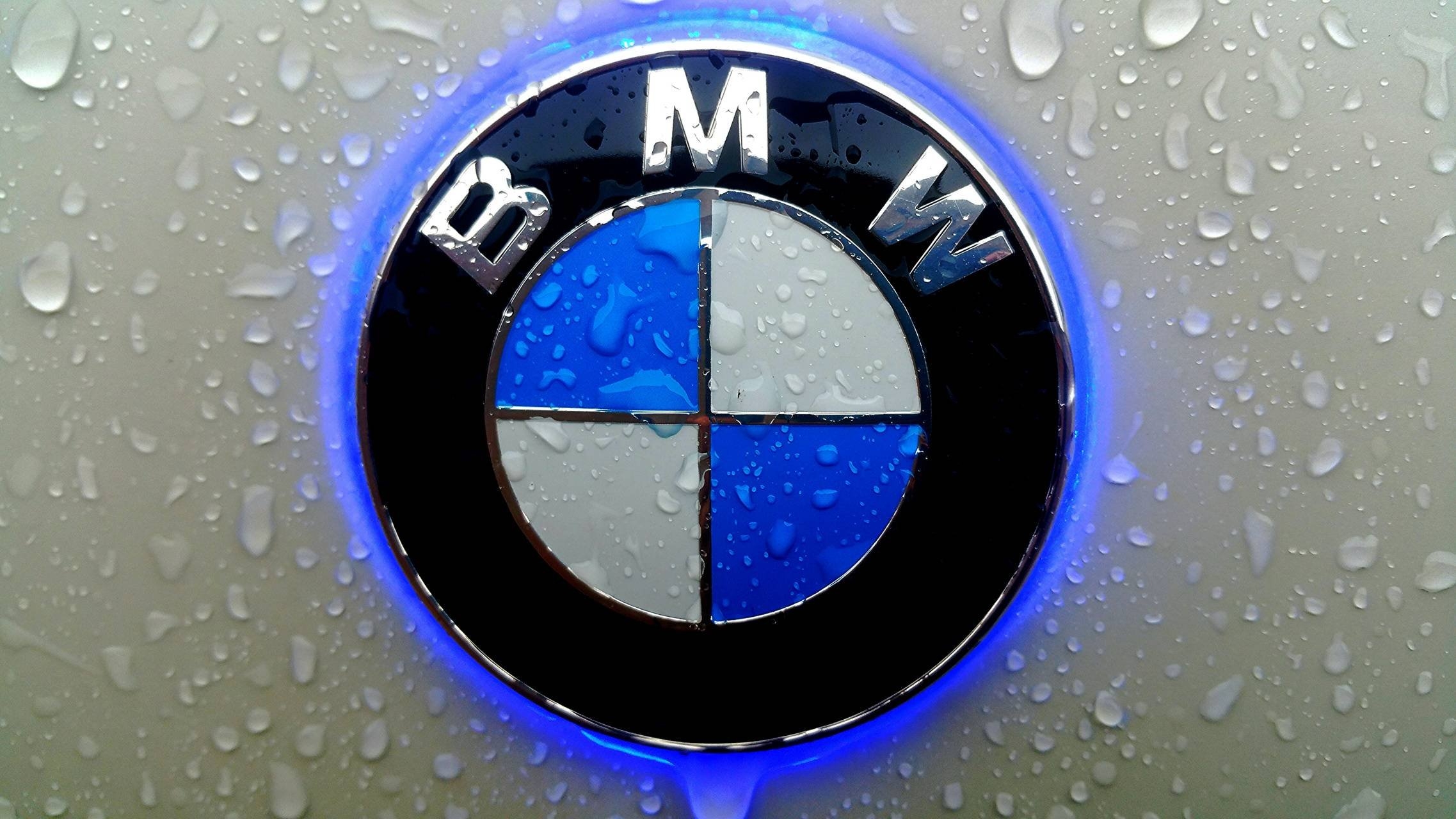 Черный значок BMW