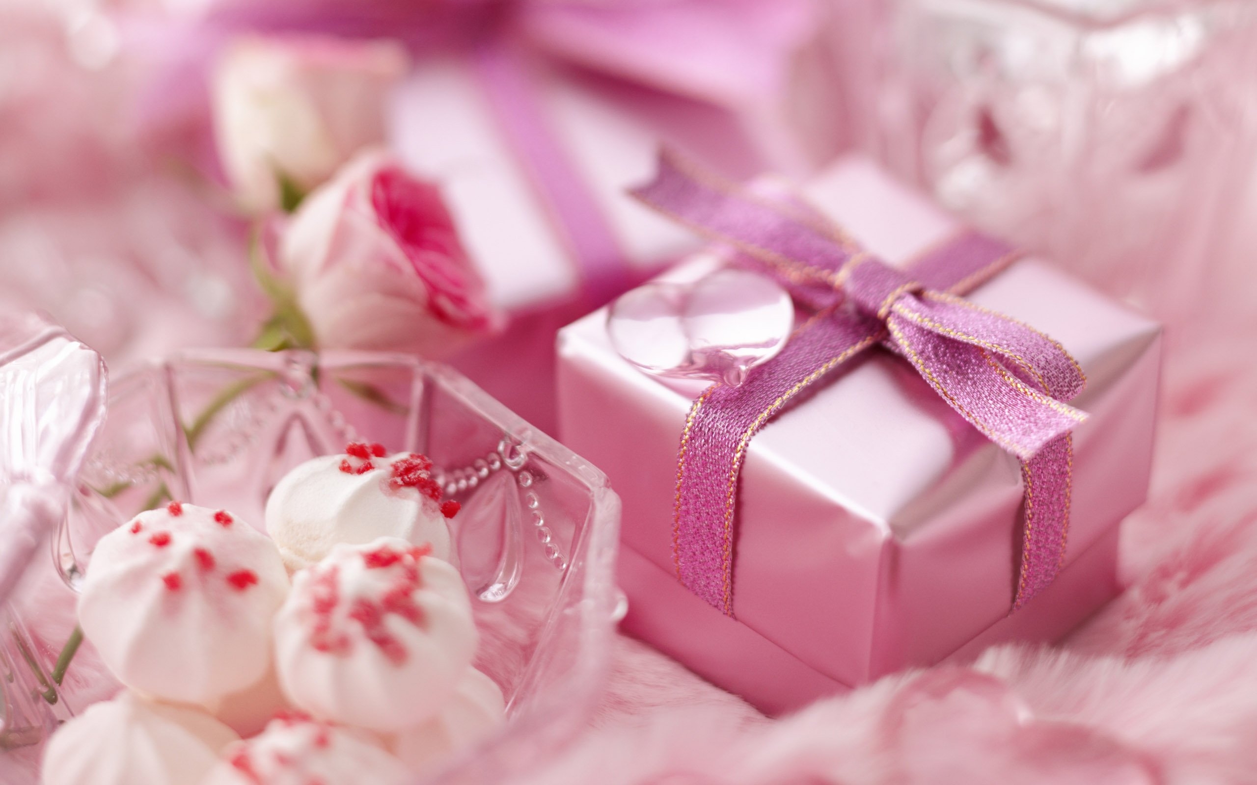 Рождения красивые картинки. Красивые подарки. Подарок розовый. Подарок красивый розовый. Нежные картинки с днем рождения девушке.
