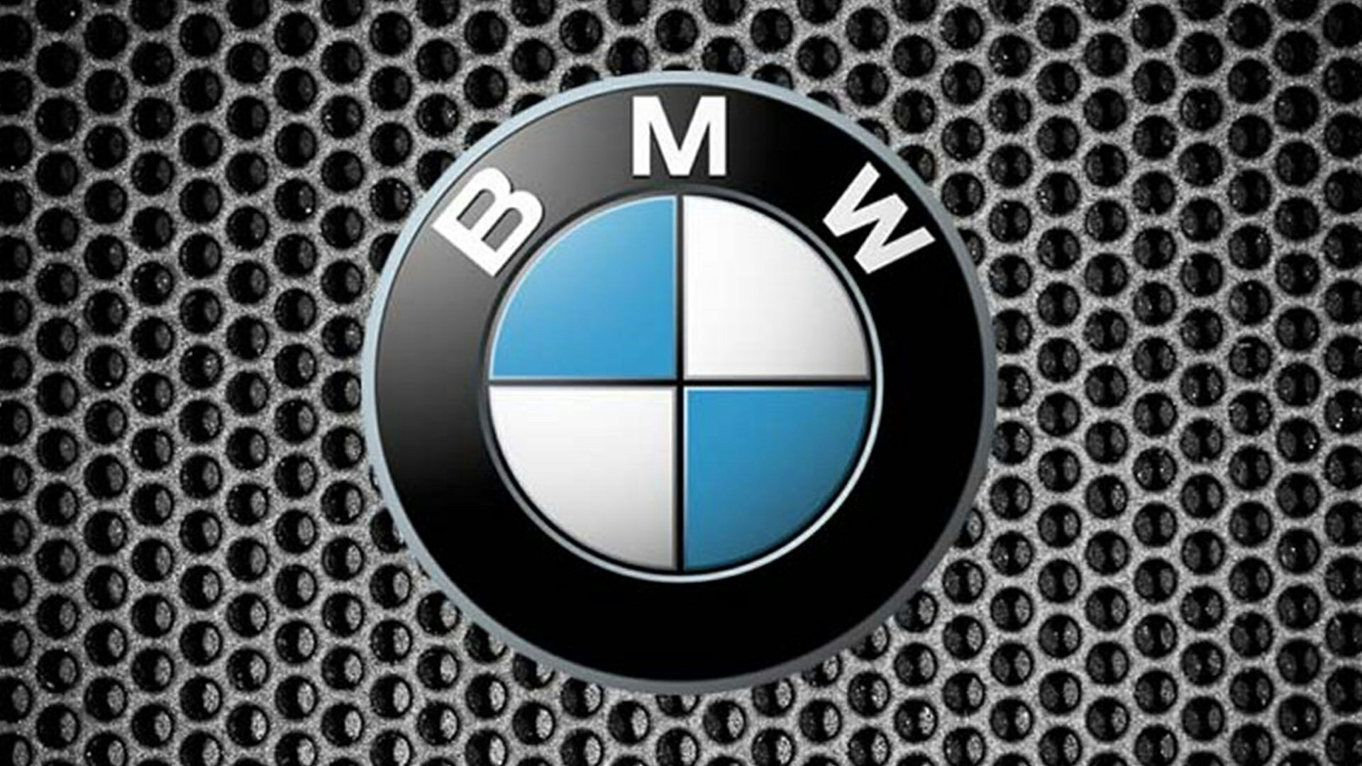 Логотип BMW на черном фоне