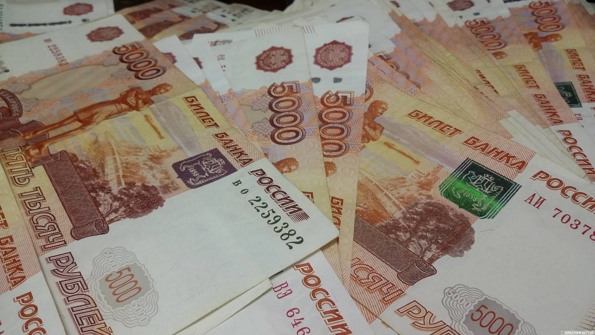 Рубль превысит 1000 рублей. 5 Тысяч рублей. Деньги 5000 рублей. 5 Тыс рублей. Российские деньги.