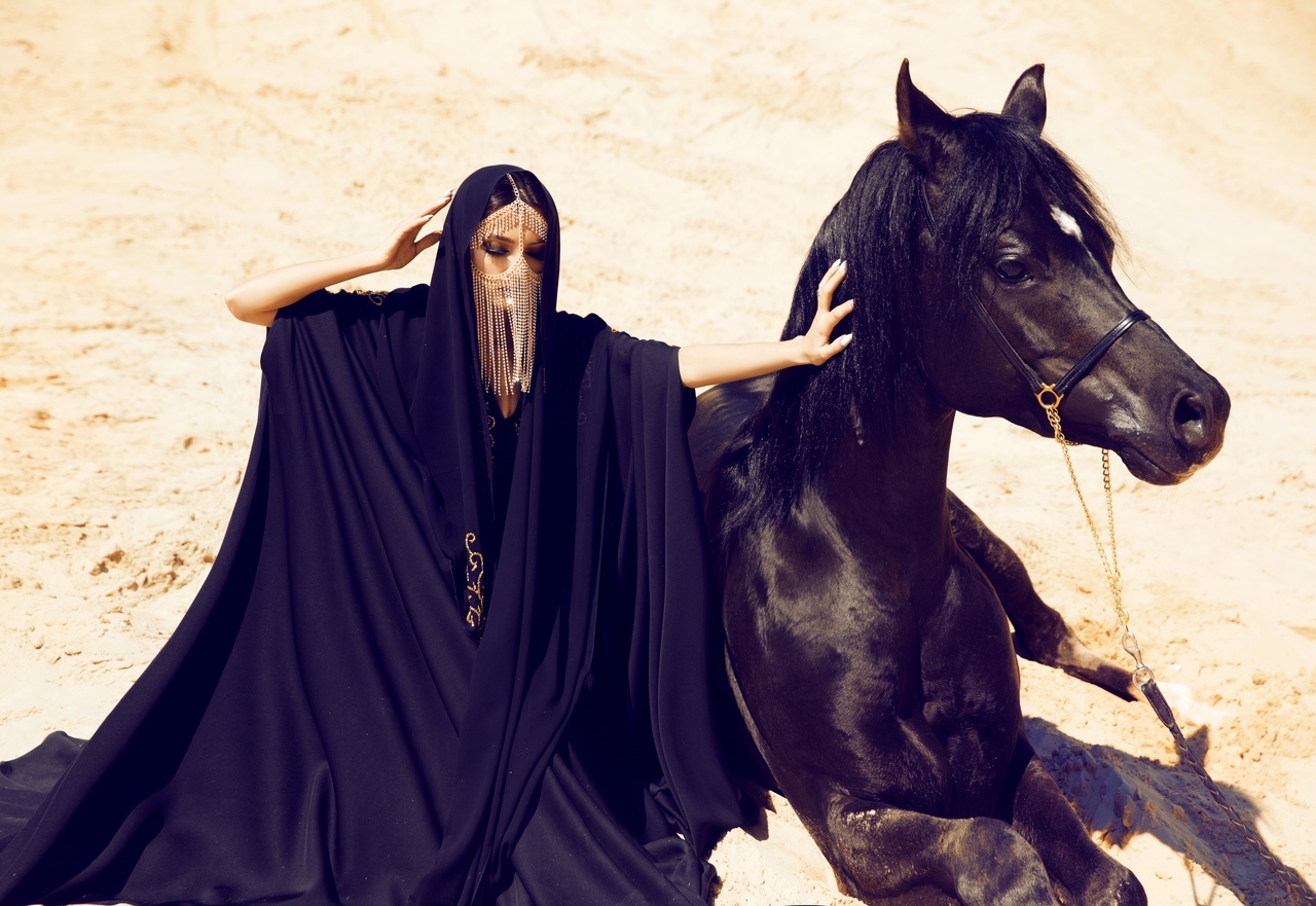 Арабская девушка в пустыне