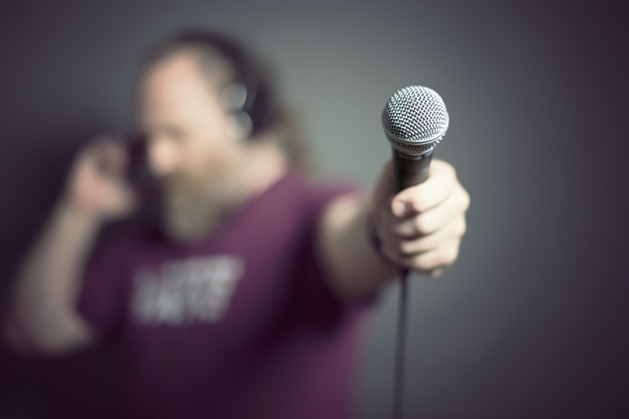 Давай музыку петь. Микрофон. Микрофон для пения. Человек с микрофоном. Поет в микрофон.