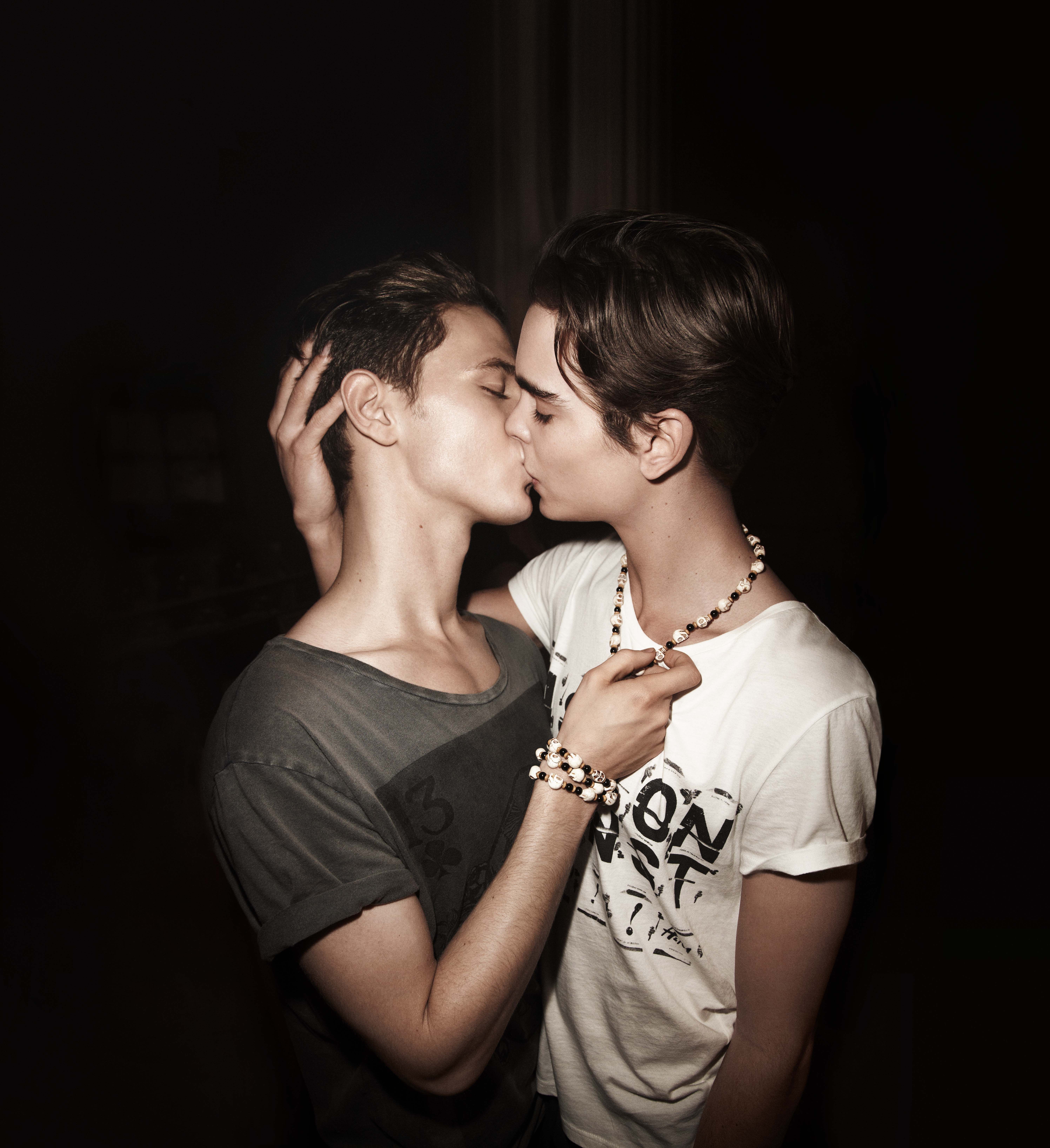 Хочу друга гея. Поцелуй парней. Два парня целуются. Однополая любовь юношей. Милые парни поцелуй.