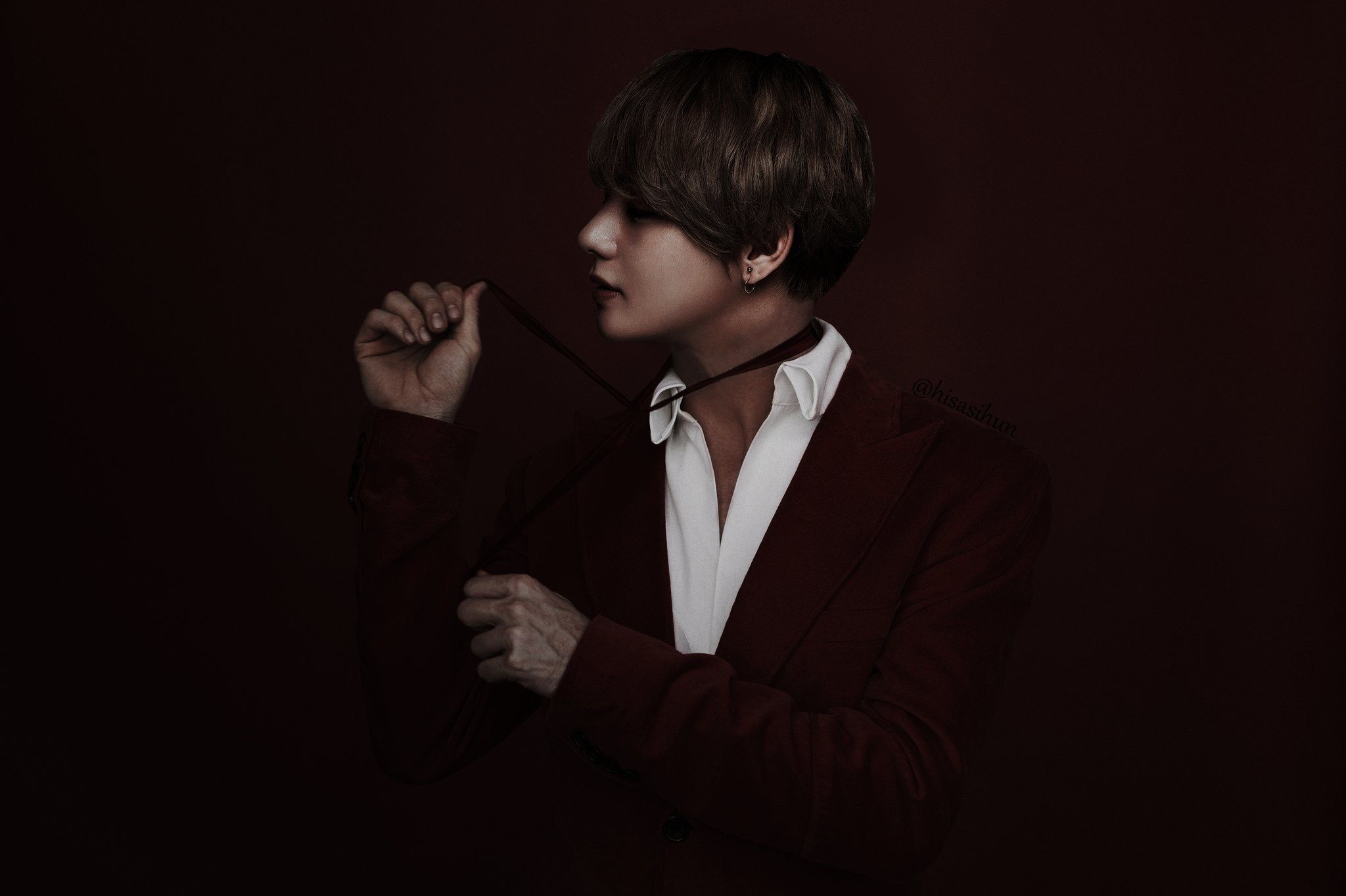 Тэхен бтс обои. Kim Taehyung Dark. Ким Тэхен Эстетика. БТС Тэхен черный фон. Taehyung curly.