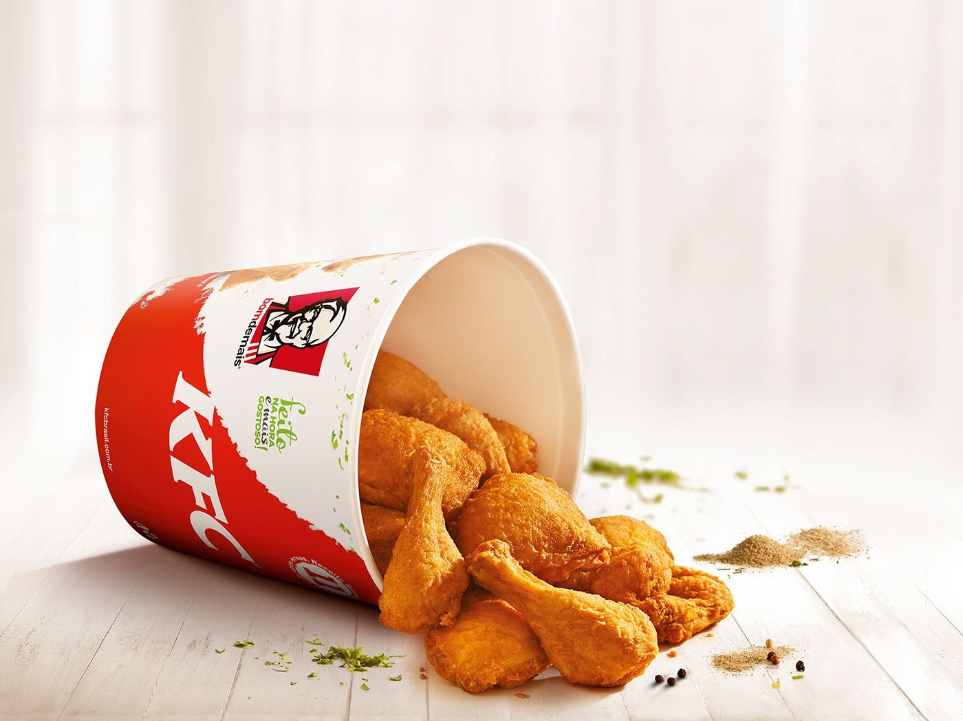 Скачай чикен 3.5 0.1. Ростикс упаковка. Курица гриль КФС. КФС упаковка 2020. KFC advertising.