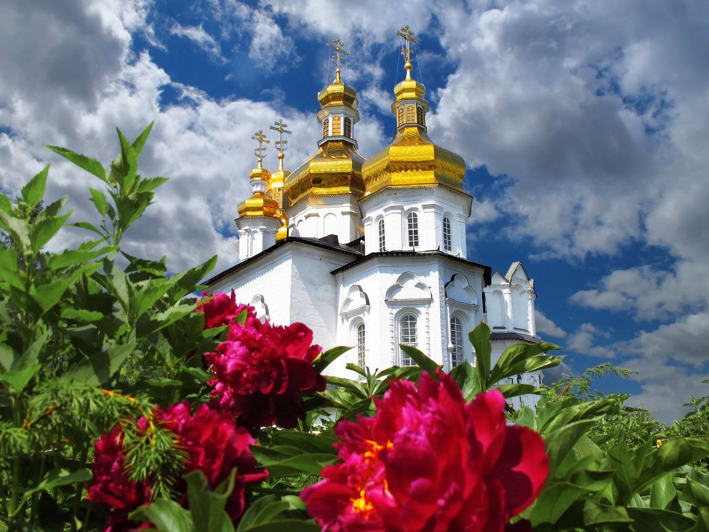 Православный рабочий стол. Красивый храм. Церковь цветы. Церковь на фоне природы. Храм лето.
