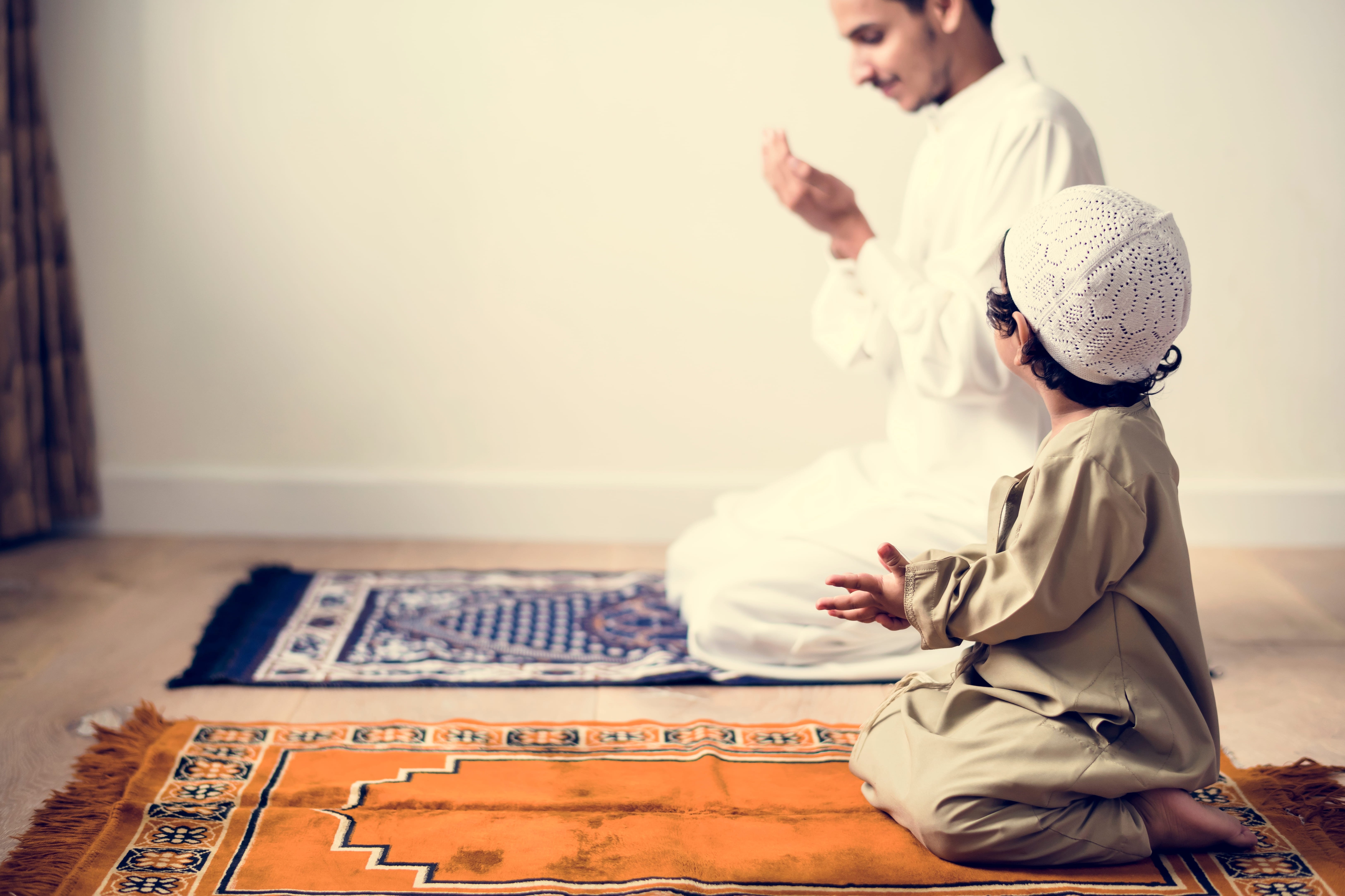 Строгий мусульманин. Намаз. Мусульманин молится. Намаз для детей. Малыш читает намаз.
