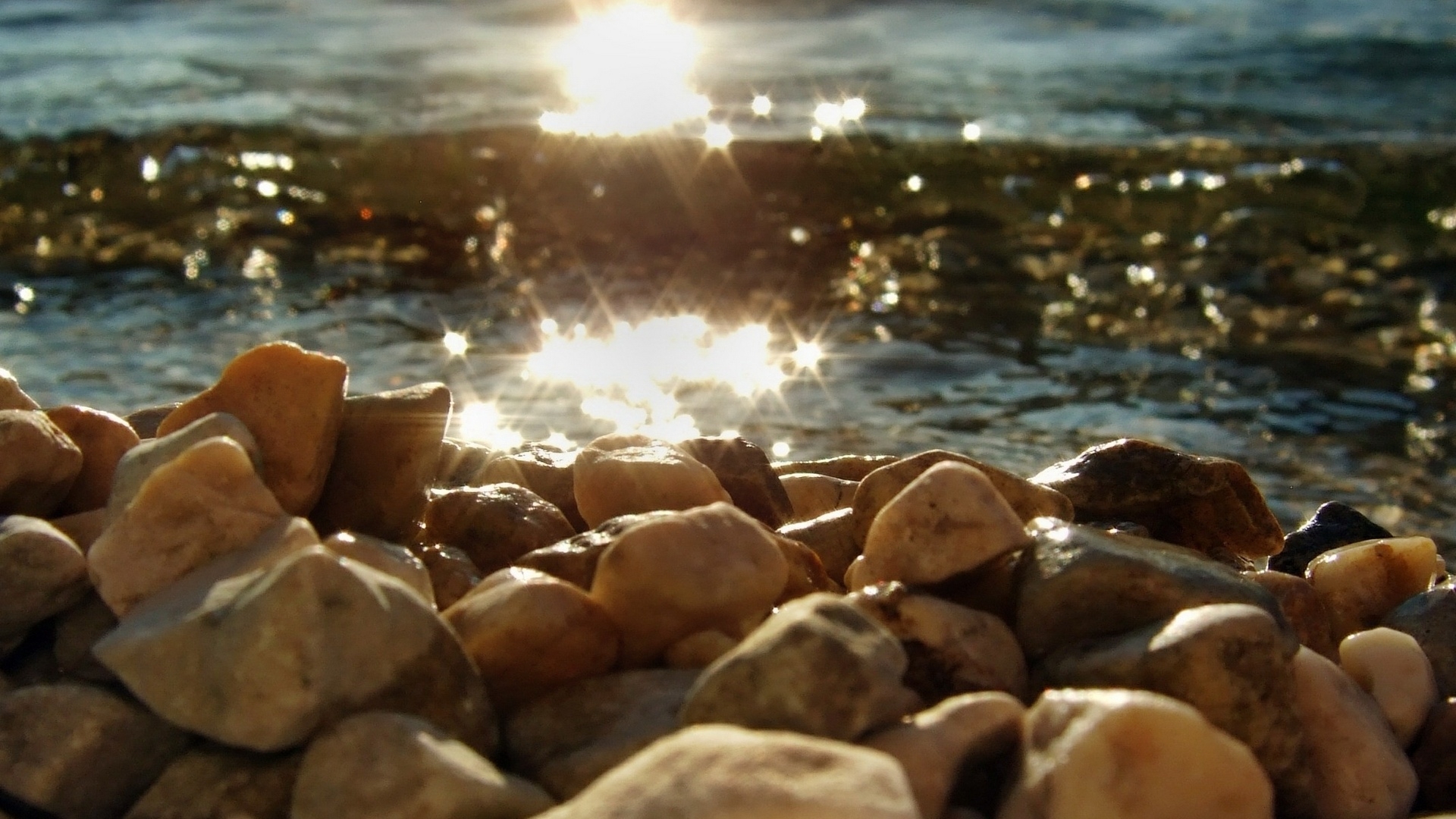 Камни вода рыбы. Море камни. Камешки на море. Берег моря с камнями. Камни на пляже.