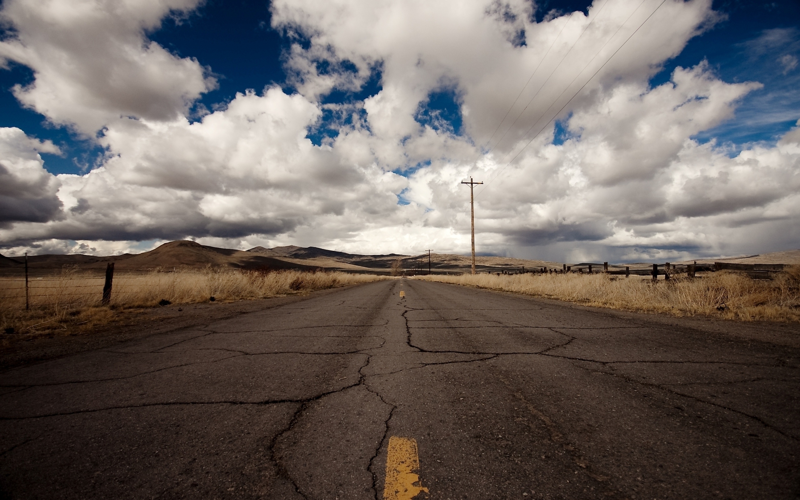 Разрушенные небеса. Дорога. Дорога в пустыне. Пустая дорога. Дорог пустая.