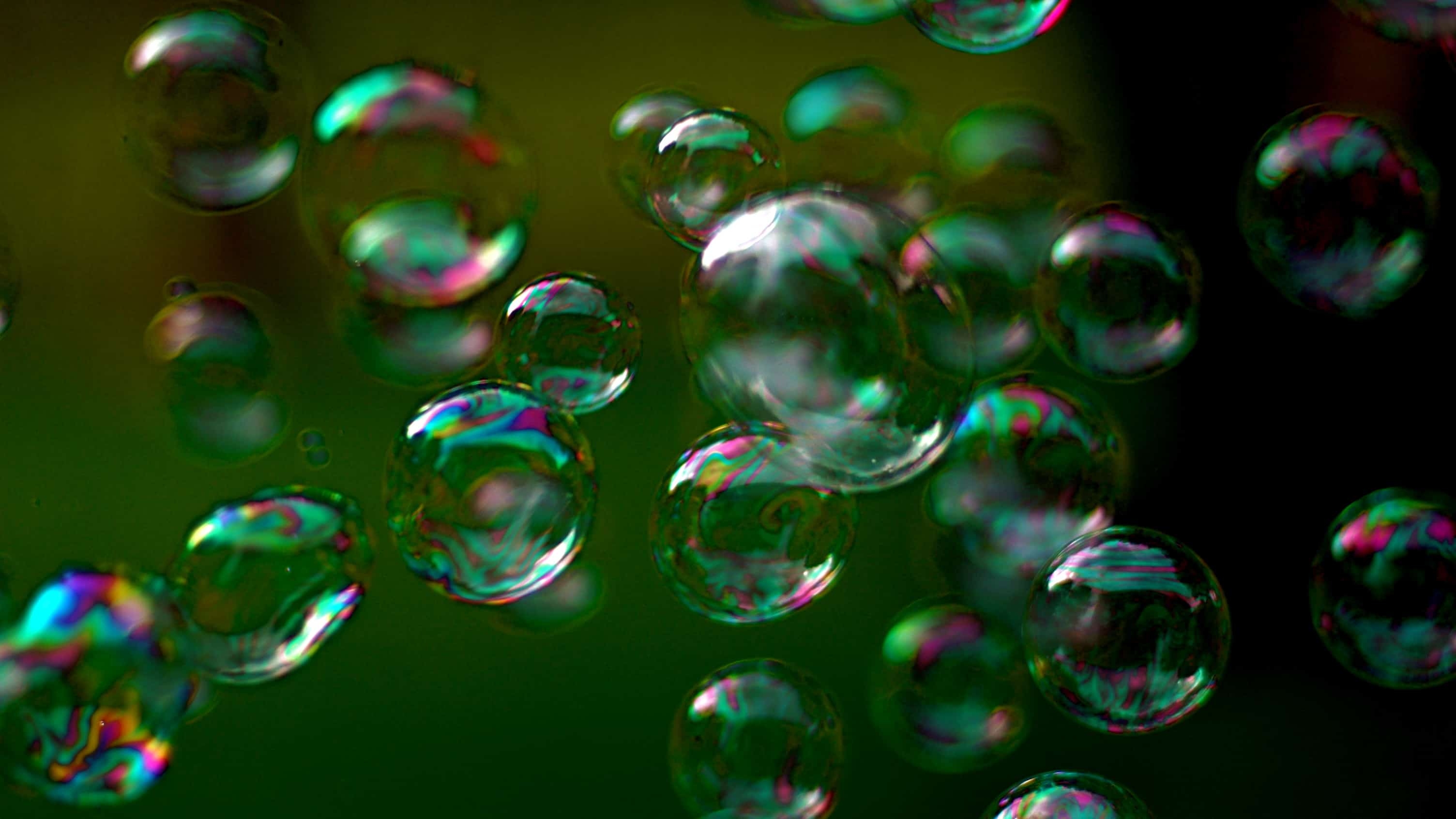 Пузырек представляет собой. Мыльные пузыри. Мыльные пузыри обои. Фон мыльные пузыри. Мыльные пузыри на зеленом фоне.