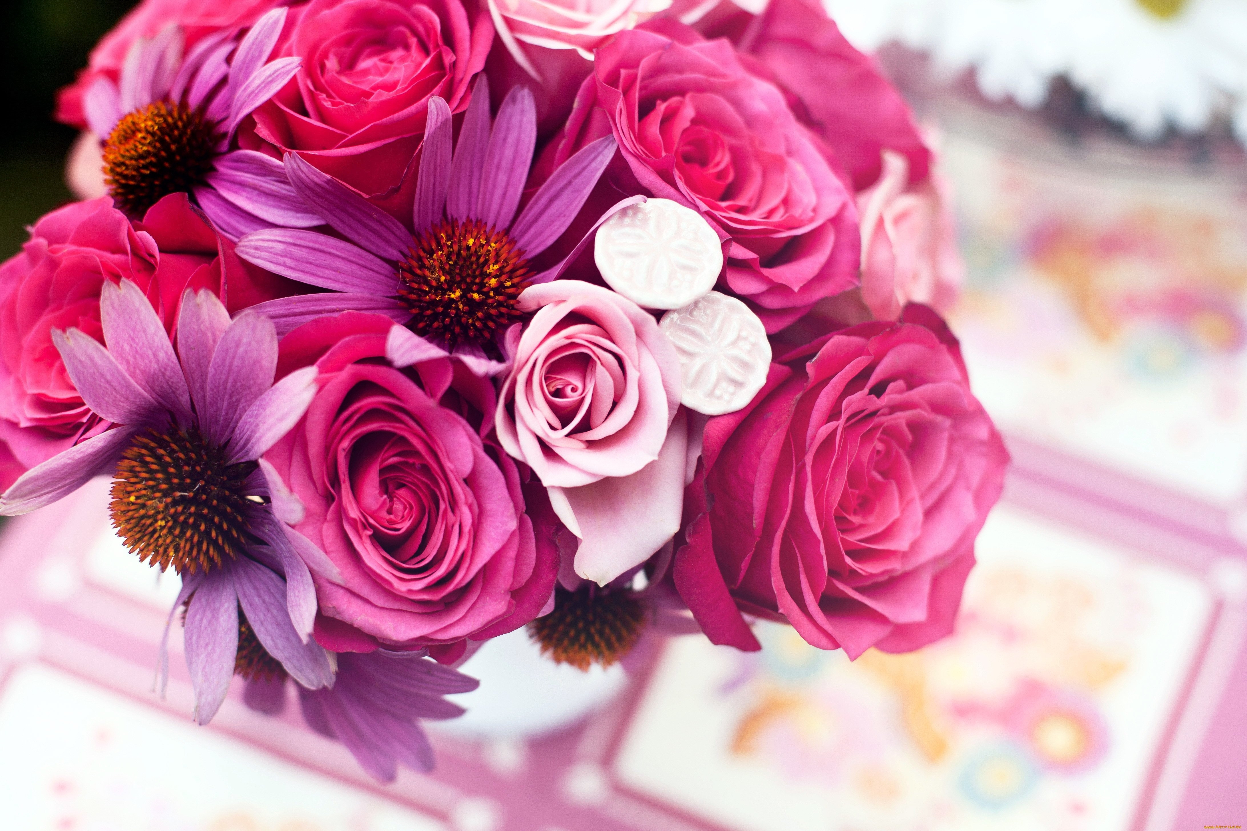 Розовая открытка с днем рождения. Красивый букет. Шикарный букет цветов. Яркие цветы. Шикарные цветы.