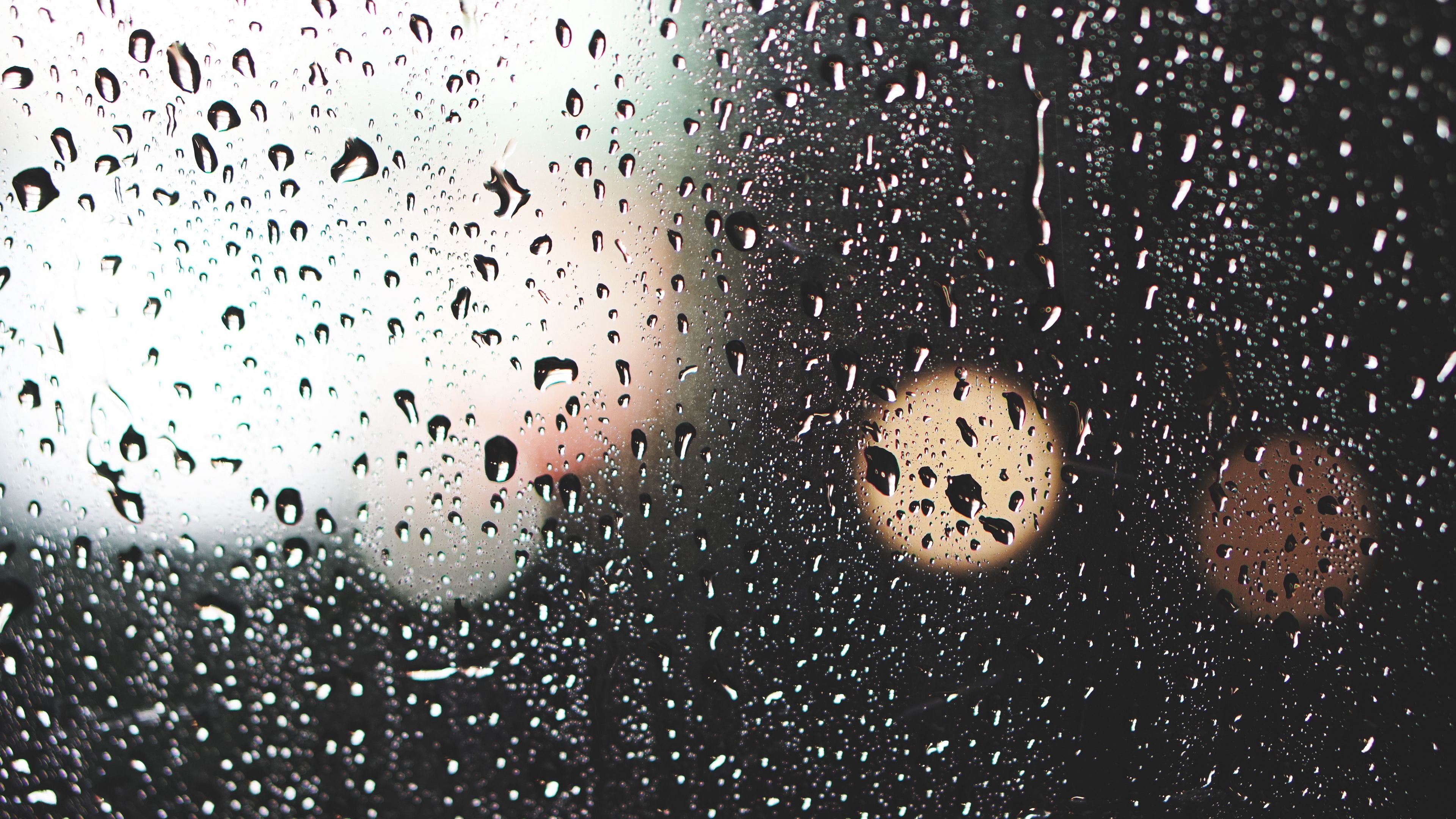 В окна стучали крупные дождевые капли. Капли на стекле. Капли воды на стекле. Капли на стекле обои. Дождь на стекле.