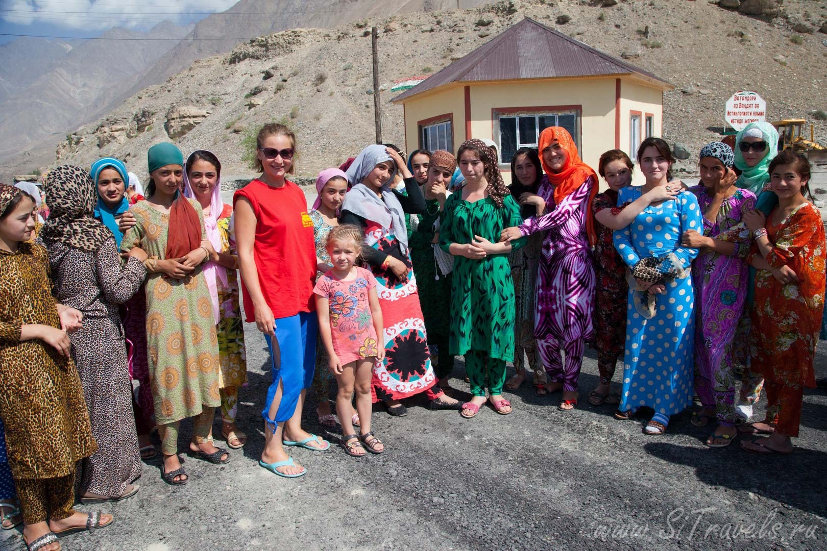 Население памира. Памирцы в Бадахшане. Памир Бадахшан люди. Кишлак Янгиабад Таджикистан. Кишлаки на памире в Таджикистане.