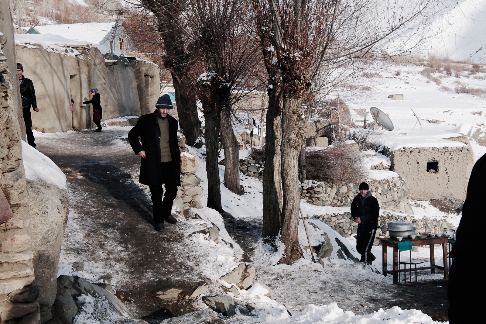 Погода огилаки поен. Деревни и кишлаки в Таджикистане. Село кишлак Таджикистан кишлак. Кишлаки Узбекистана зима. Кишлак Лангар Узбекистан.