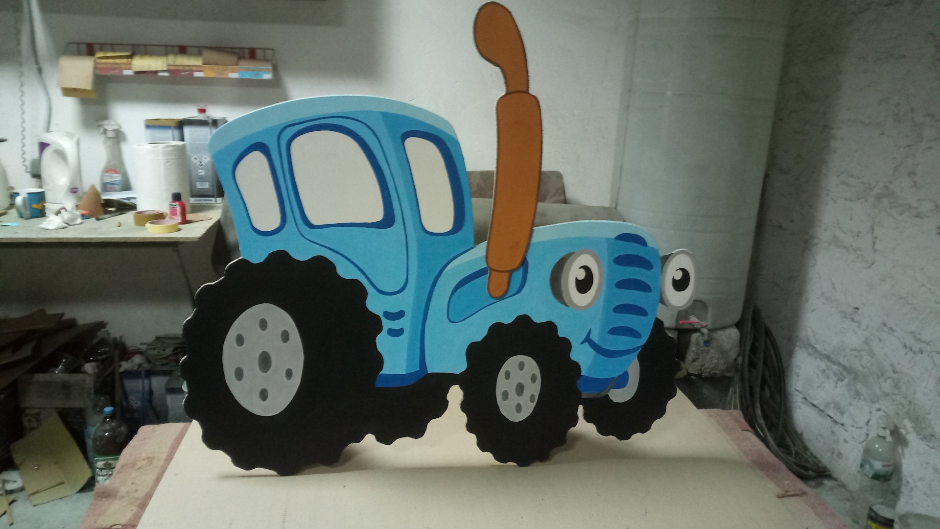 Синий трактор на мотив. Синий трактор спереди. Синий трактор вид сбоку. Синий трактор вид спереди.