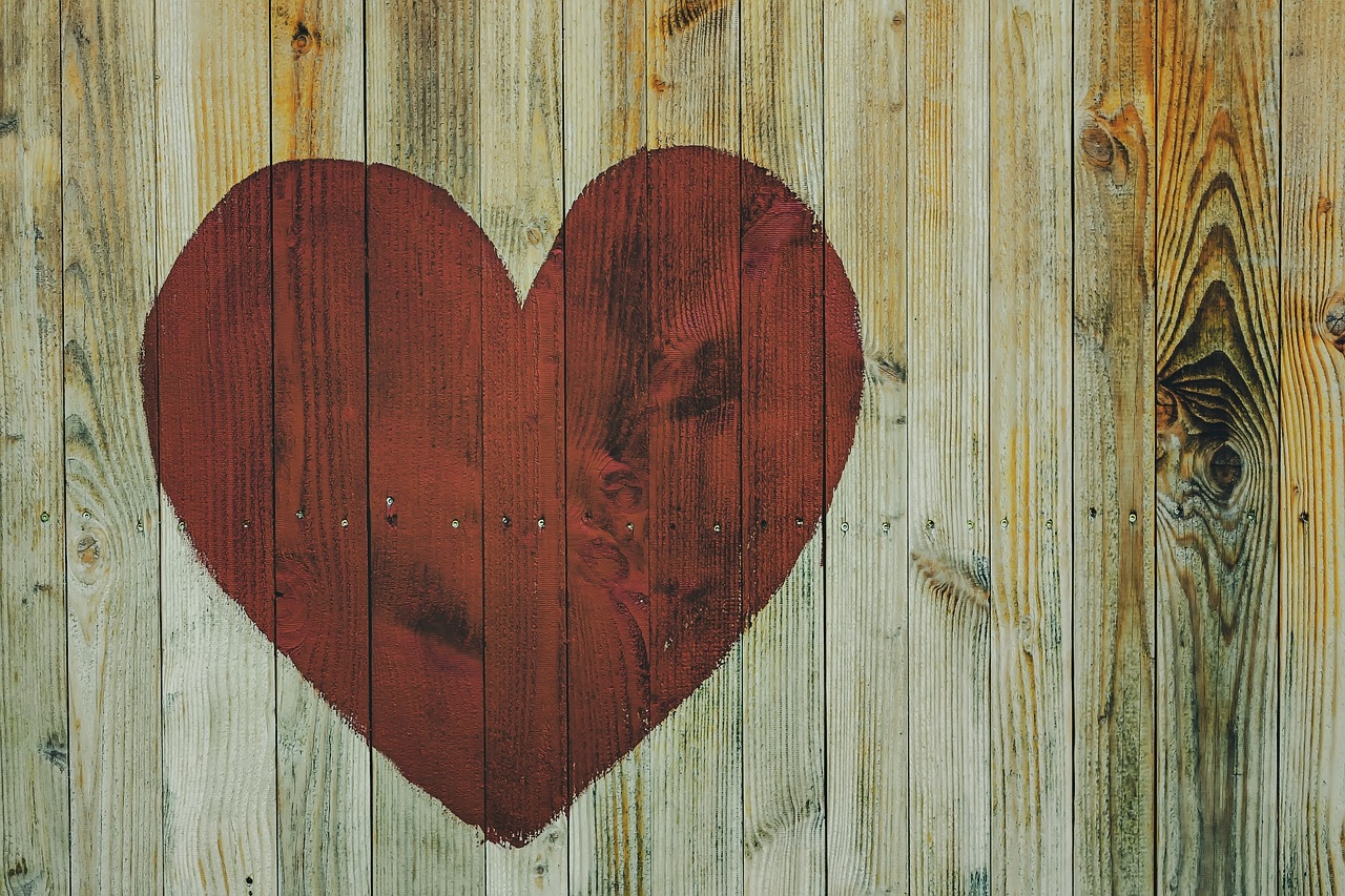 Сердце на деревянной доске