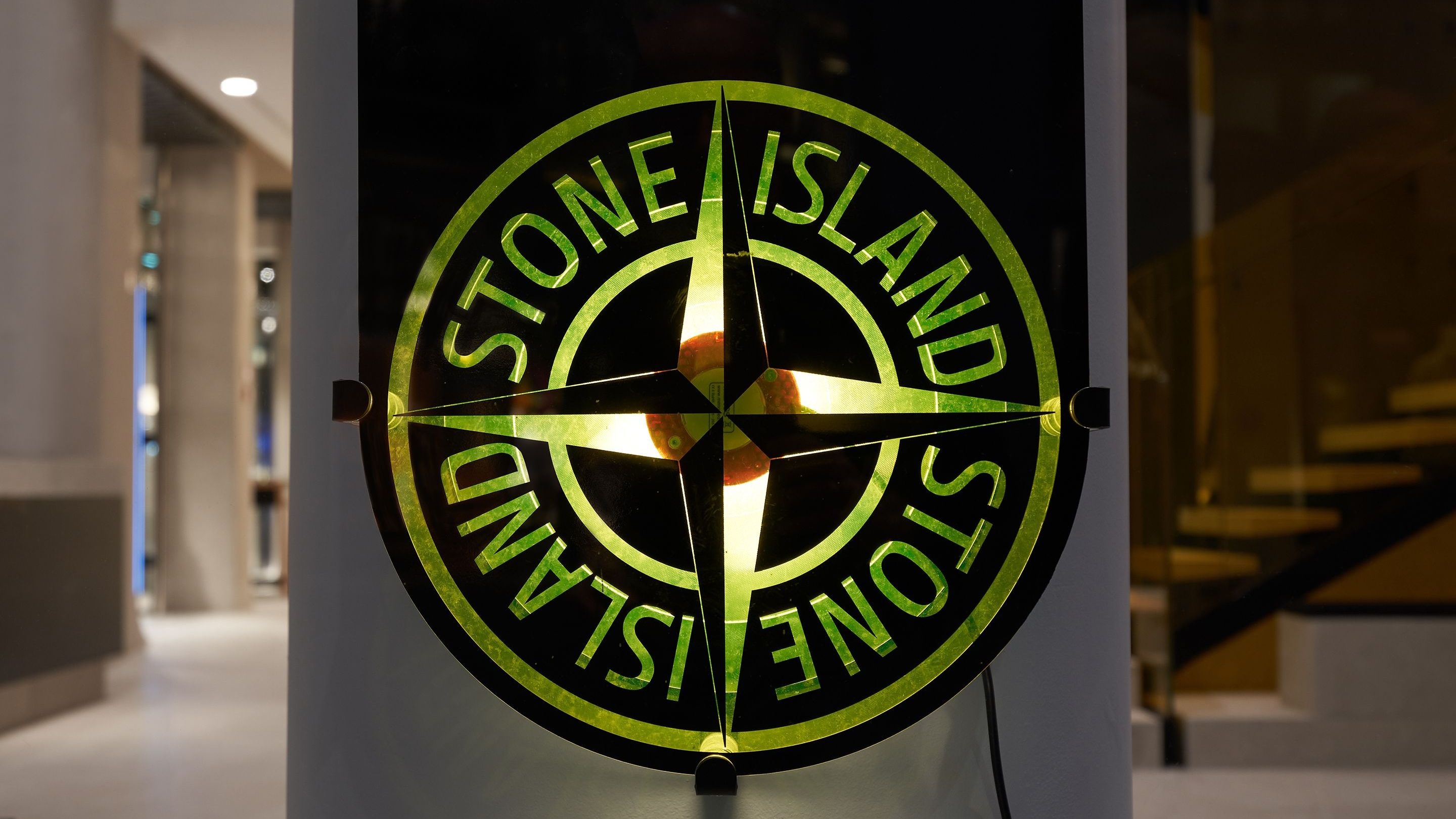 Очень стон. Светильник стон Айленд. Светильник Stone Island. Фотообои с Stone Island. Stone Island banner.