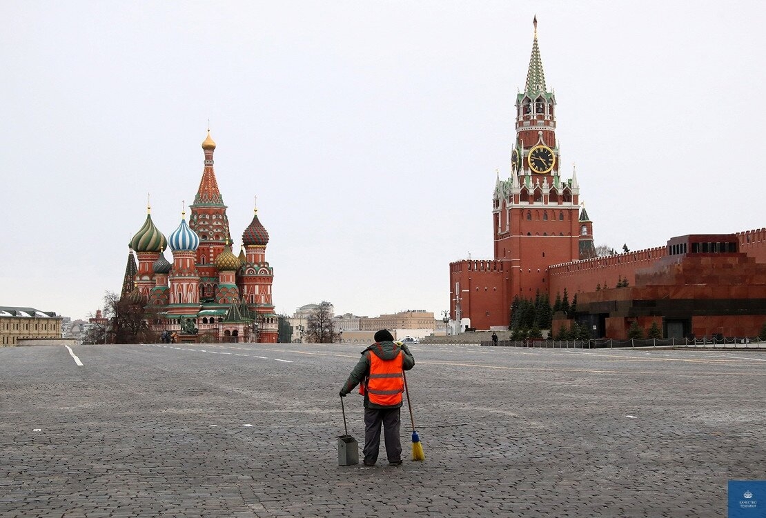 Украинский флаг на красной площади фото