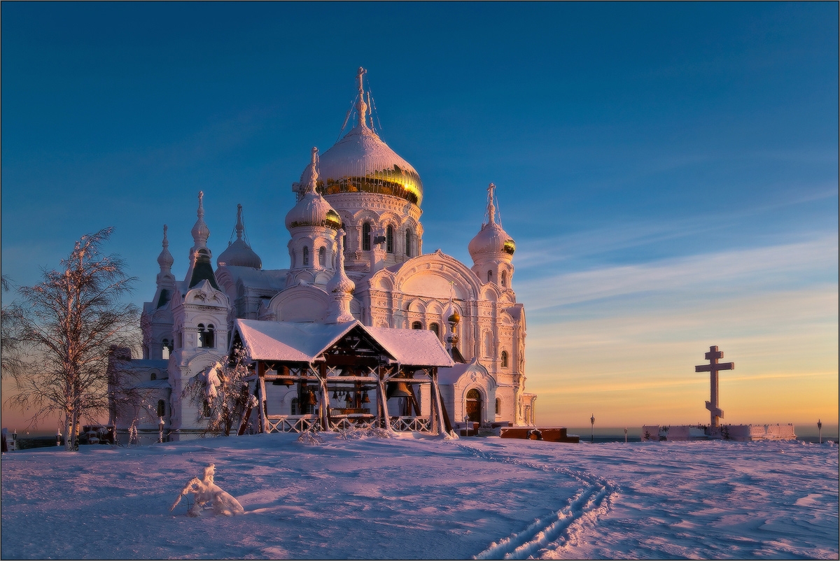 Православный храм зимой. Белогорский монастырь Пермский край 2020. Белогорский Николаевский монастырь Пермь Рождество. Белогорский монастырь Пермский край зима. Белогорский Николаевский монастырь зимой.