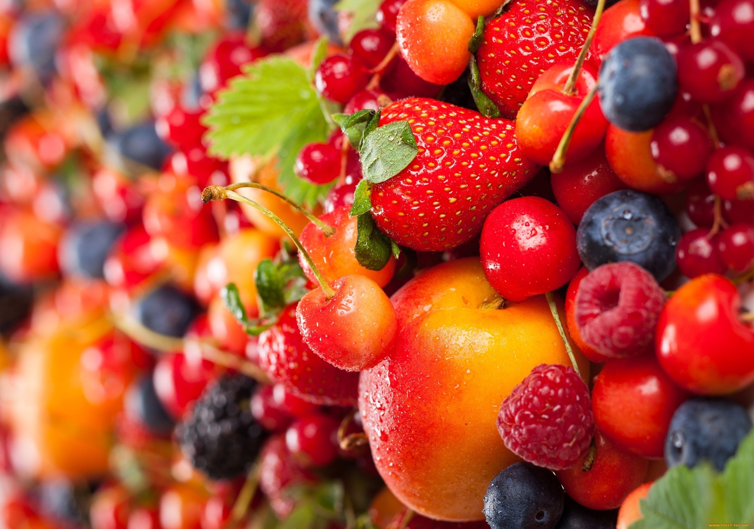 Сочные и вкусные ягоды это. Картинки на рабочий стол фрукты и ягоды. Заставка на рабочий стол фрукты. Красивые фрукты. Красивые ягоды.