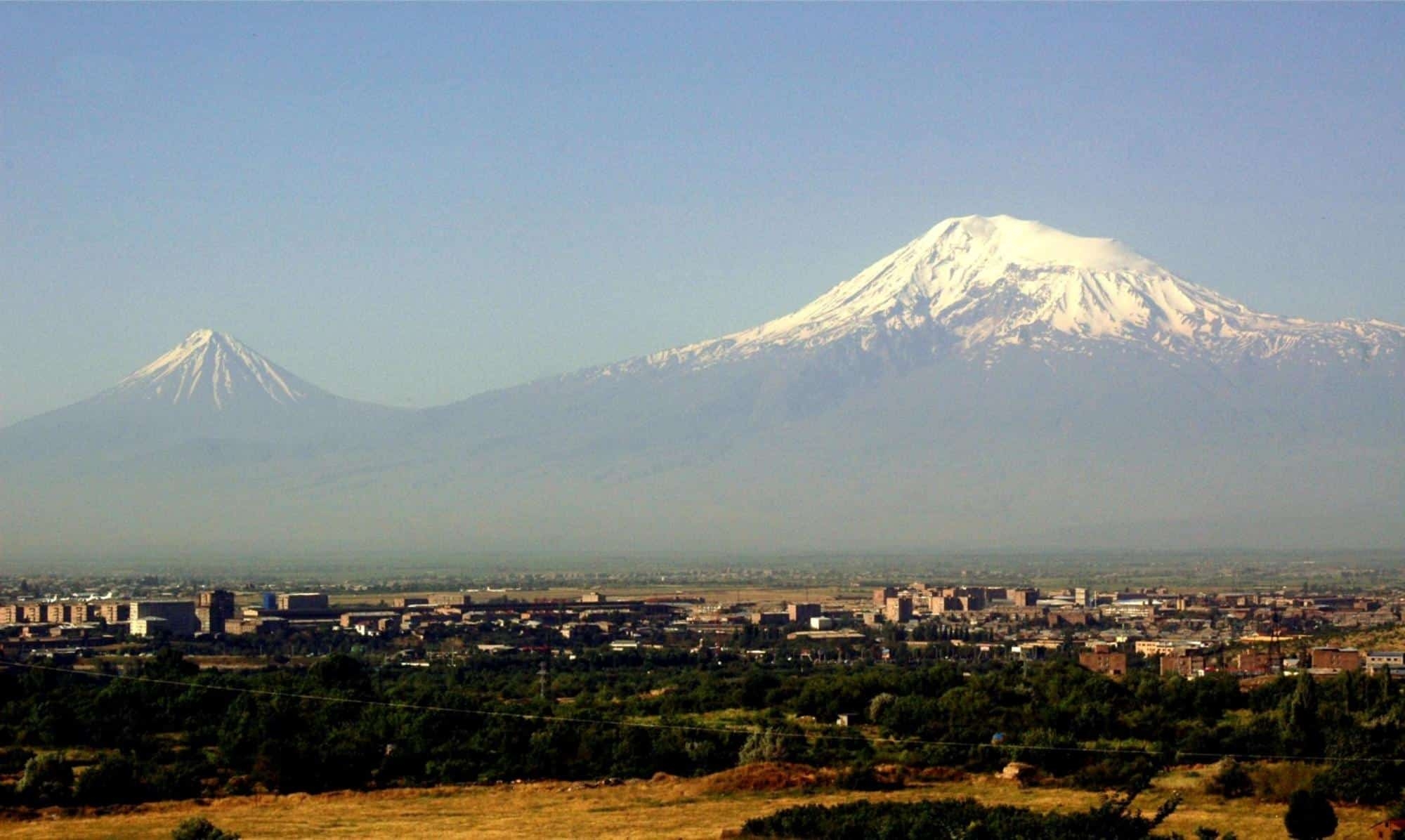Гора в ереване. Гора Арарат Турция. Гора Арарат и Масис. Армения Ереван гора Арарат. Гора Арарат с Араратской Долиной.
