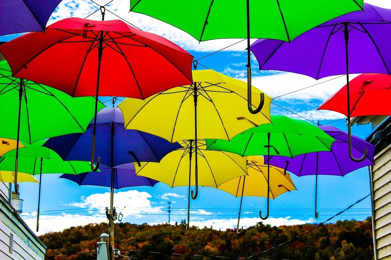 Обои зонтика. Зонтики яркие. Разноцветные зонтики. Разноцветный зонт. Красочный зонтик.
