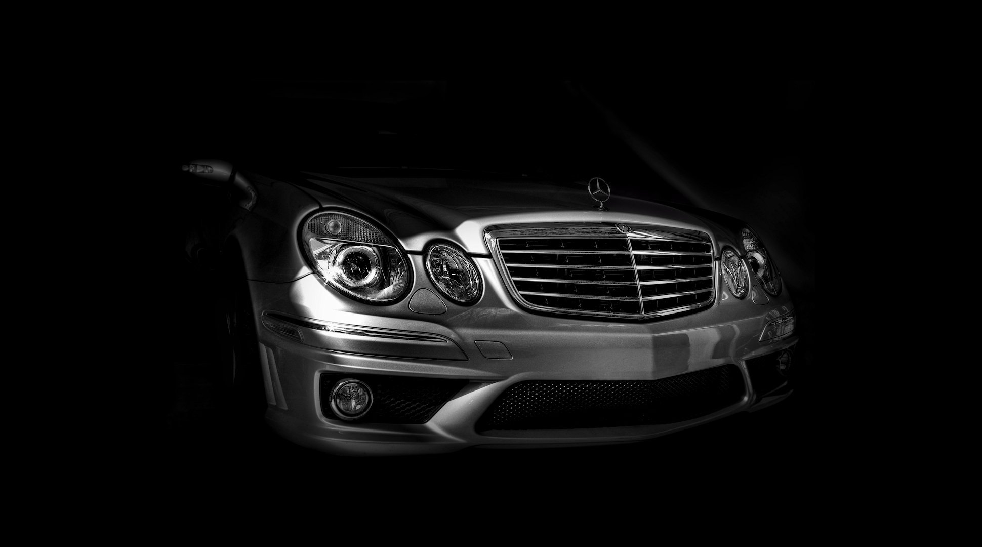 Черный мерседес на обои телефона. Mercedes Benz w211 AMG. Мерседес w211 черный. Мерседес w211 AMG черный. Мерседес 211 черный.