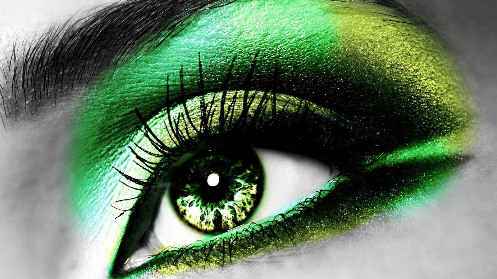 Черный зеленый глазками. Зелёные глаза. Ярко зеленые глаза. Изумрудно зеленые глаза. Ярко-зеленый цвет глаз.
