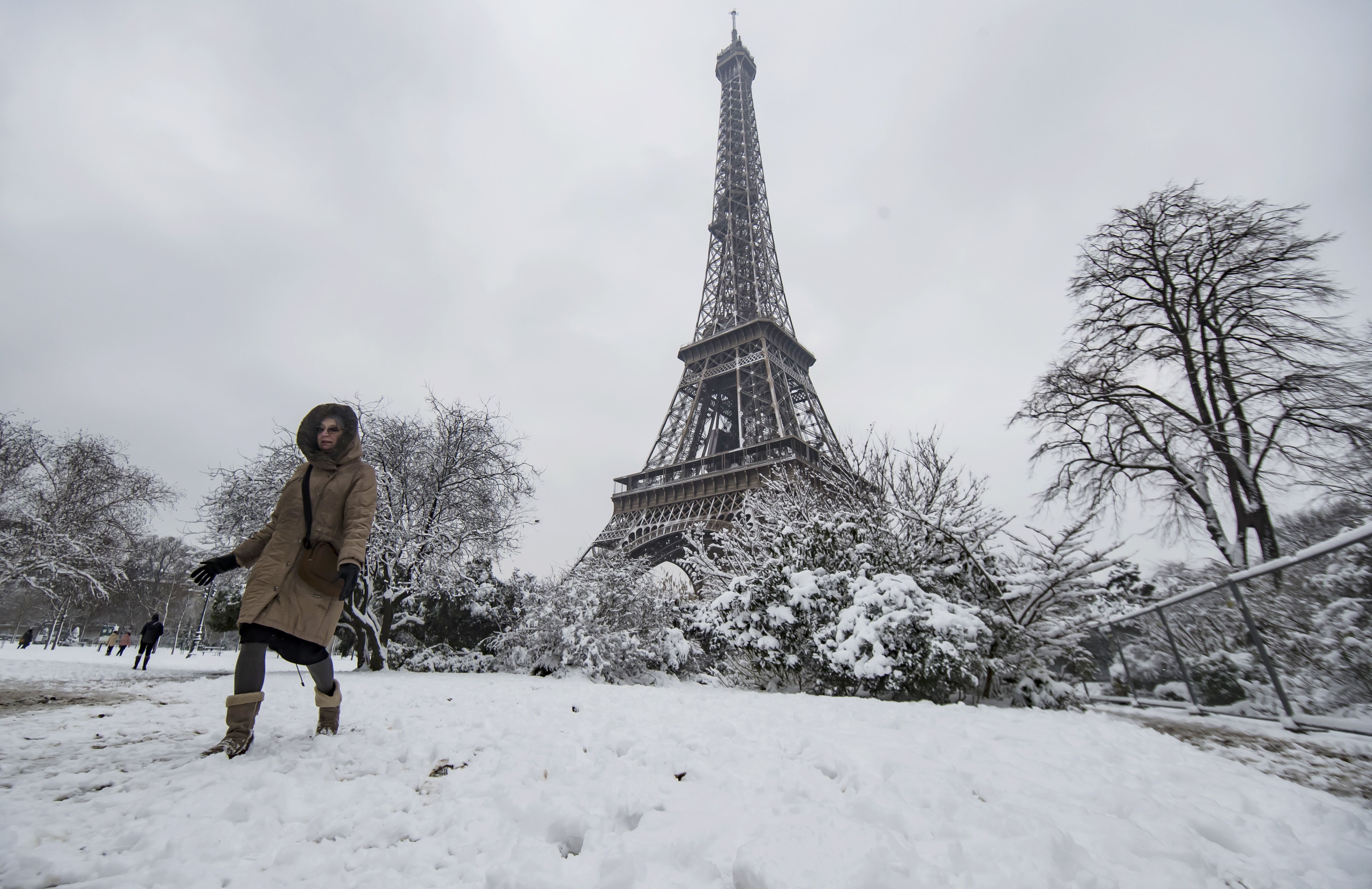Погода в париже на 14 дней. Франция зимой. Зима в Париже. Снег в Париже. Снег во Франции.