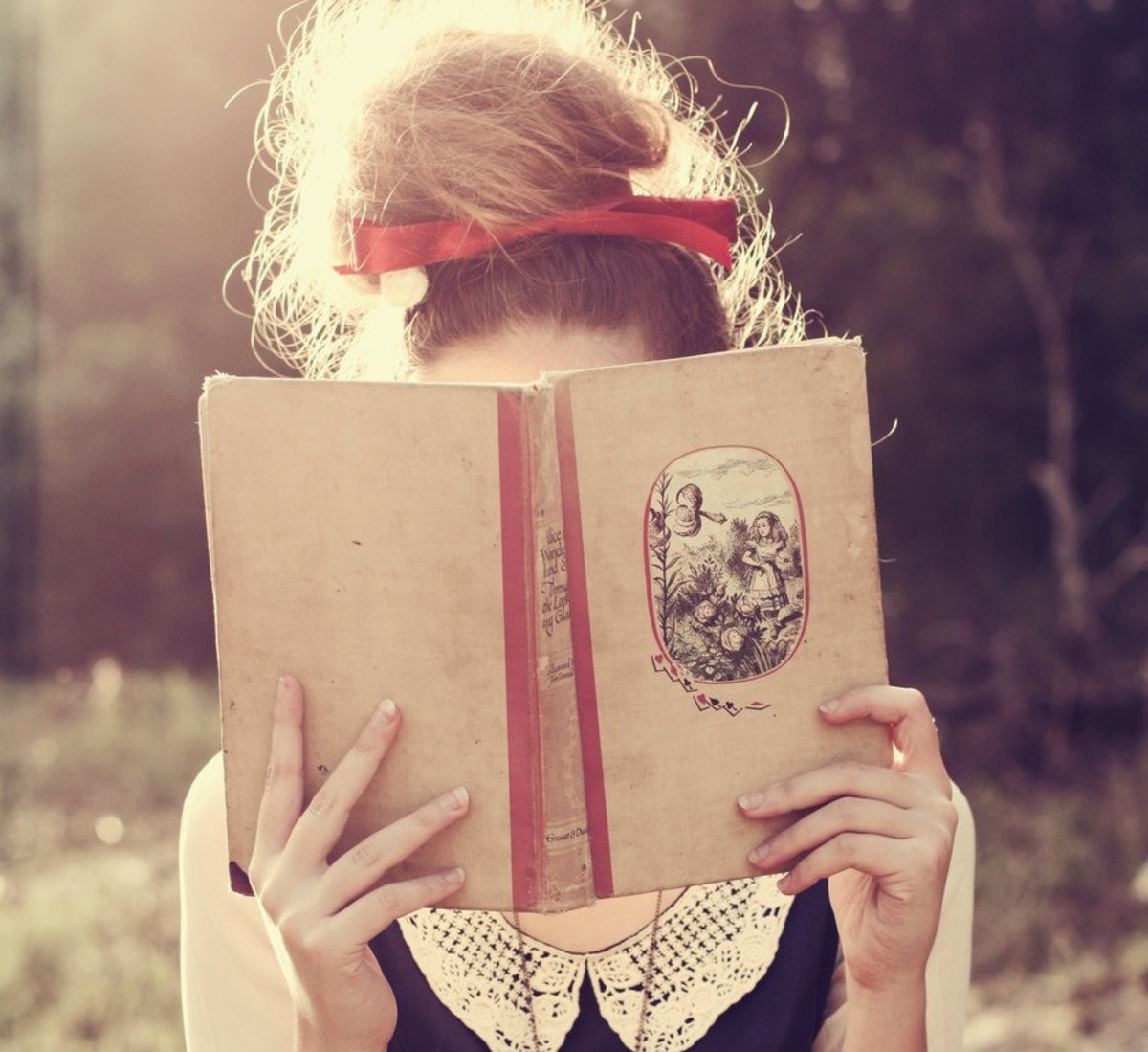 Метка: Девушка с книгой на аву