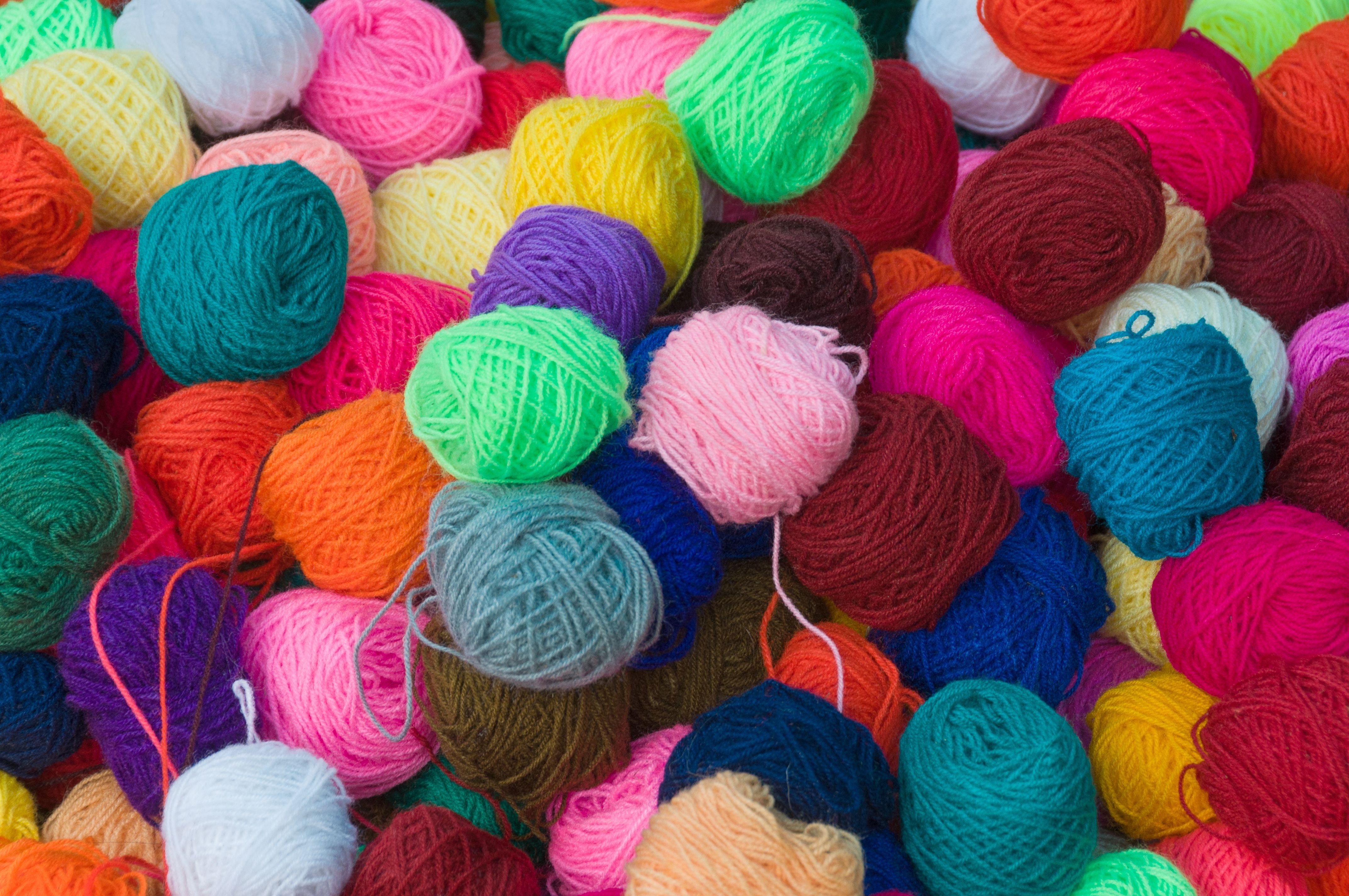 Нитка сверху. Wool Yarn пряжа. Разноцветные нитки. Шерстяные нитки. Разноцветная пряжа для вязания.
