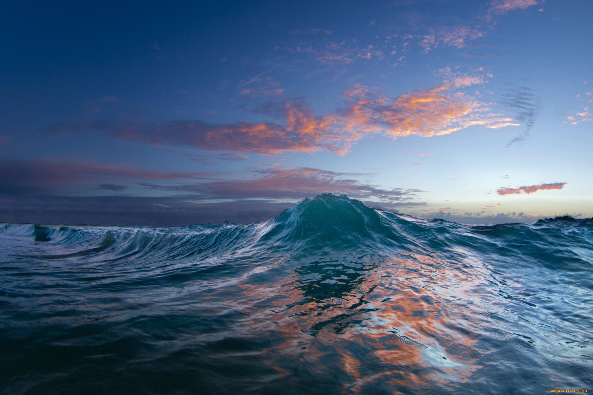 Natural wave. Океан. Море. Поверхность моря. Квадратные волны в море.