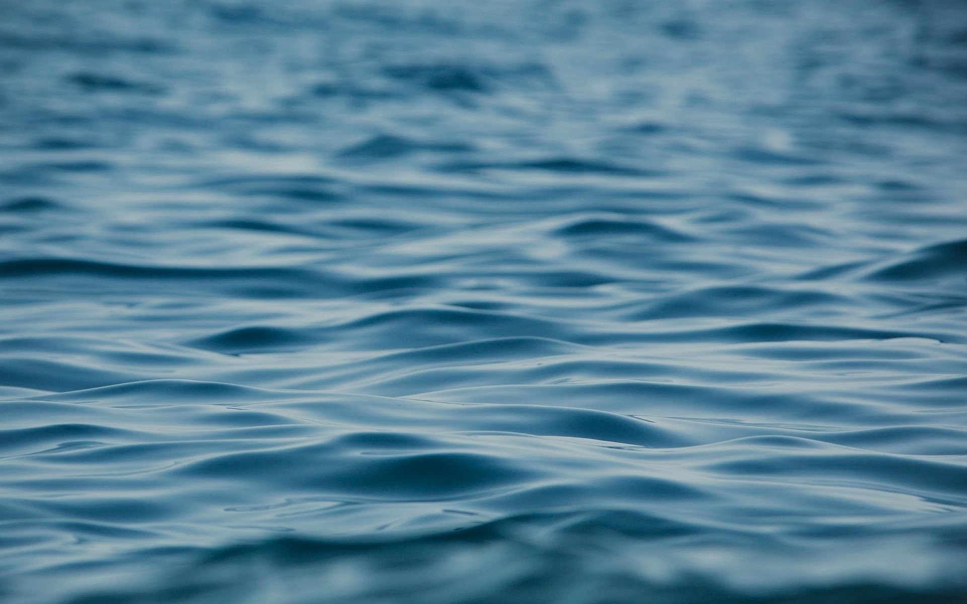 Волна бегущая по поверхности воды. Гладь воды. Текстура воды. Море вода. Волны на воде.