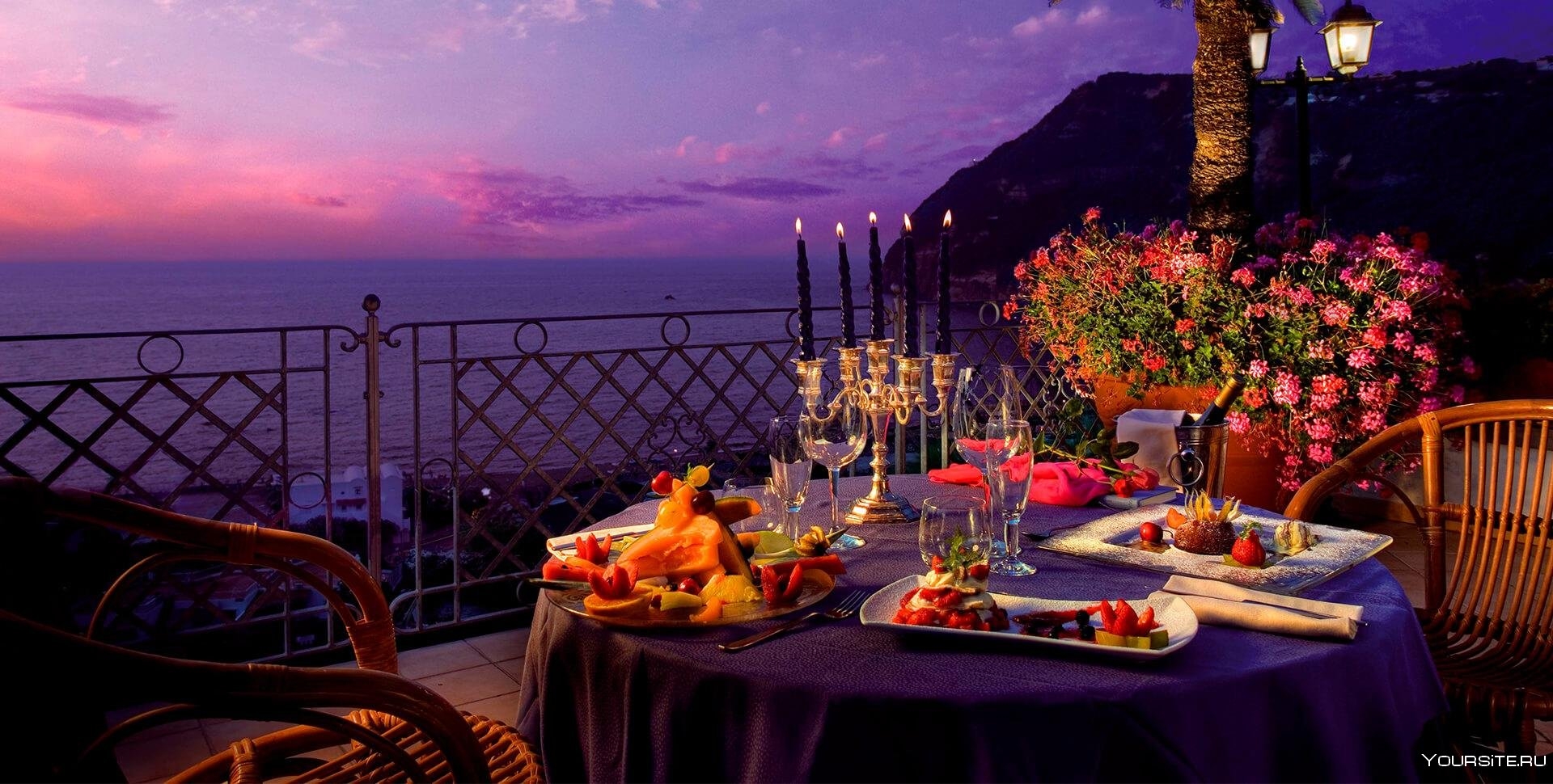 Изысканное место. Романтические места. Романтический вечер на море. Романтический ужин в красивом месте. Вечер на террасе.
