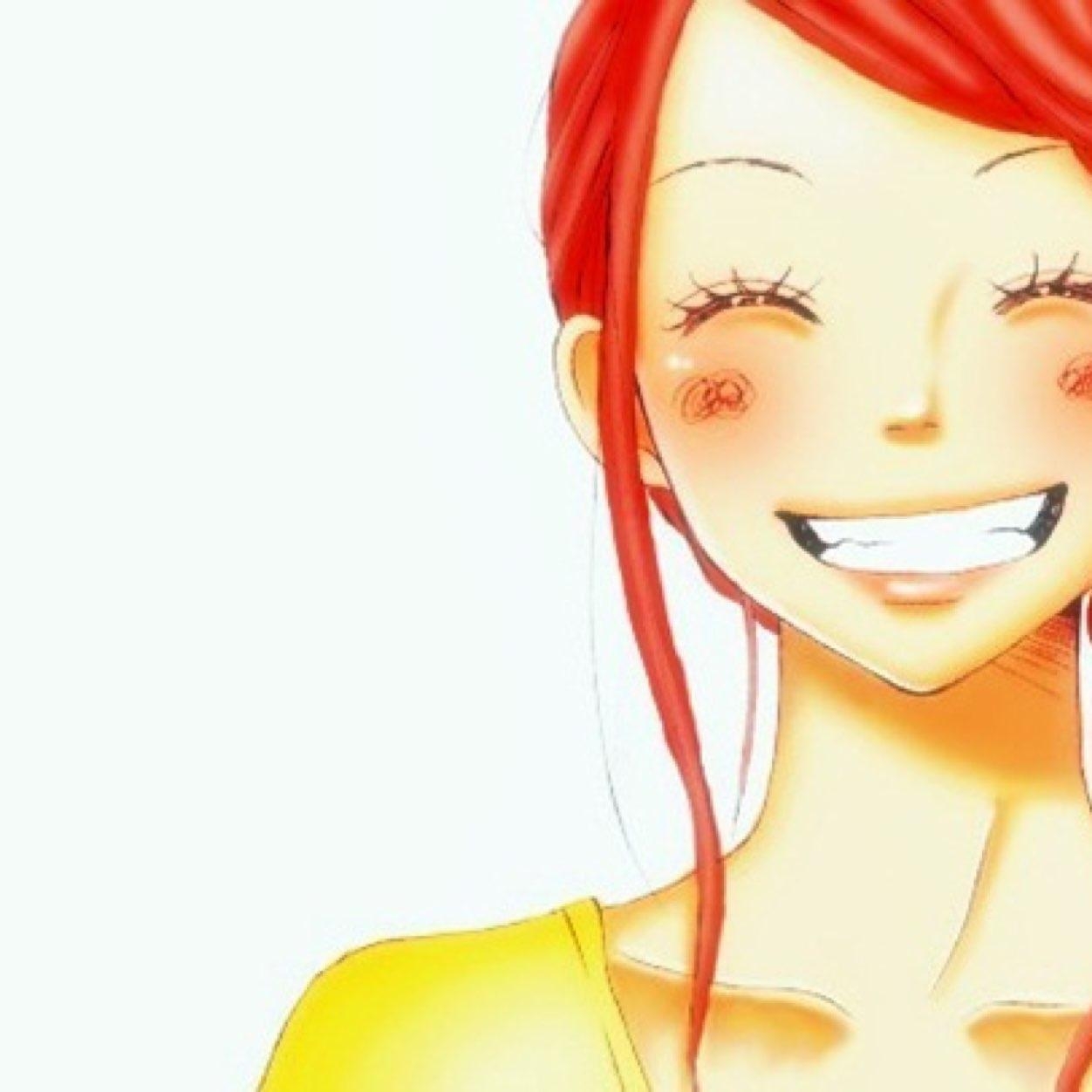 Рыжая девушка улыбается