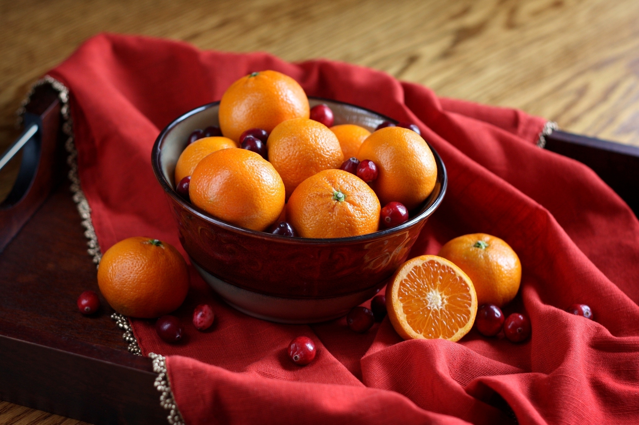 Мандарин на ночь при похудении можно ли. Мандарины. Мандарины в тарелке. Тарелка "апельсин". Мандарины на столе.