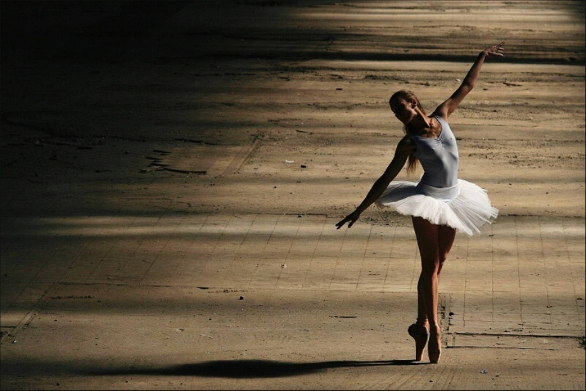 Будем танцевать в стол. Изабель Фокина балерина. Sport Ballet Смирнова. Танцующая девушка.