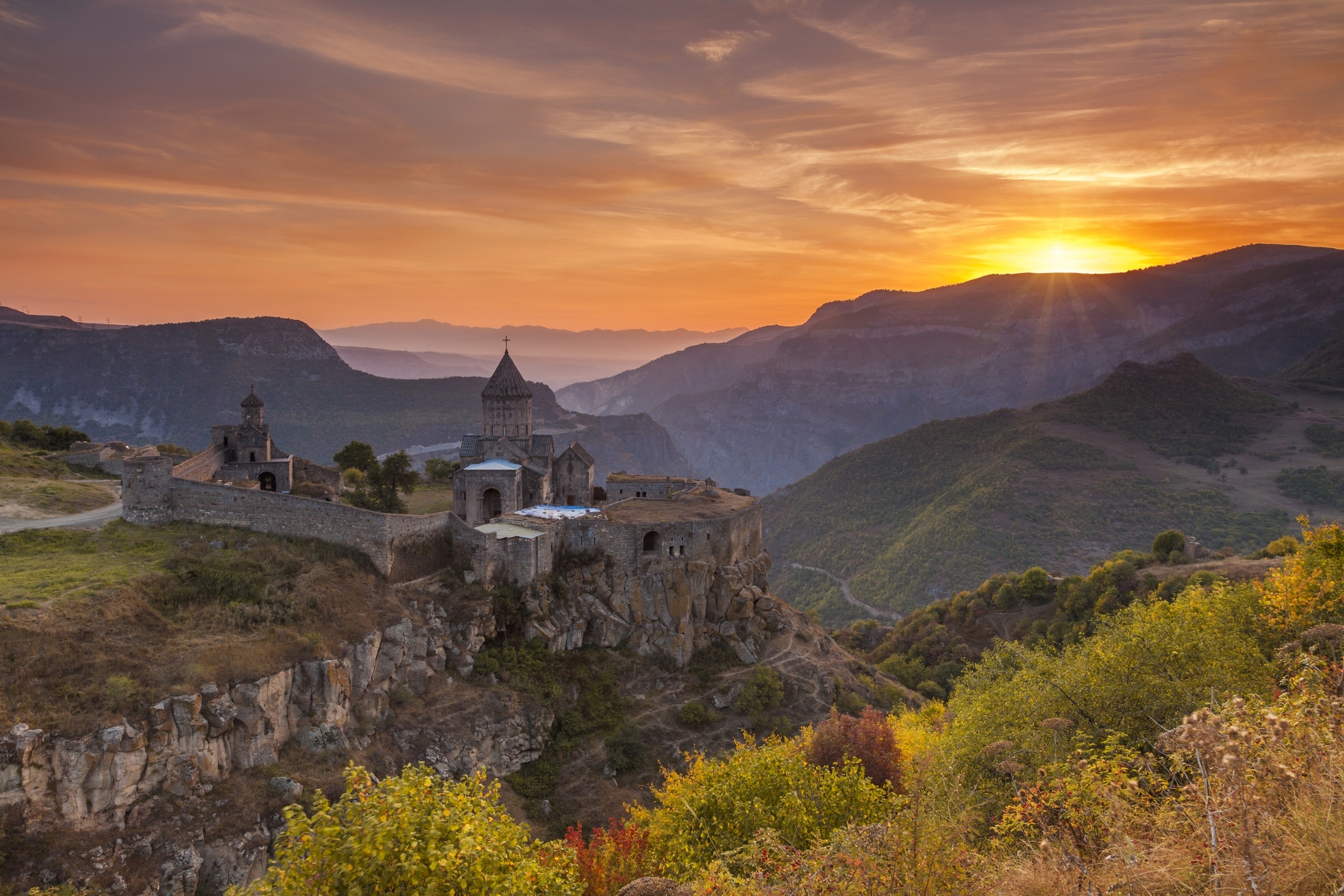 Армения перед. Монастырь Татев Армения. Хор Вирап Армения. Монастырь Татев Армения живопись. Татев Армения природа.