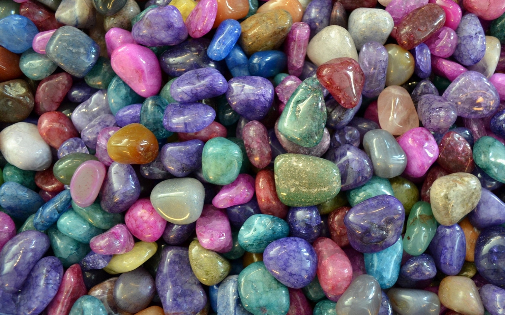 Цветные самоцветы. Самоцветы поделочные камни. Разноцветные камни. Разноцветные камушки. Красивые разноцветные камни.