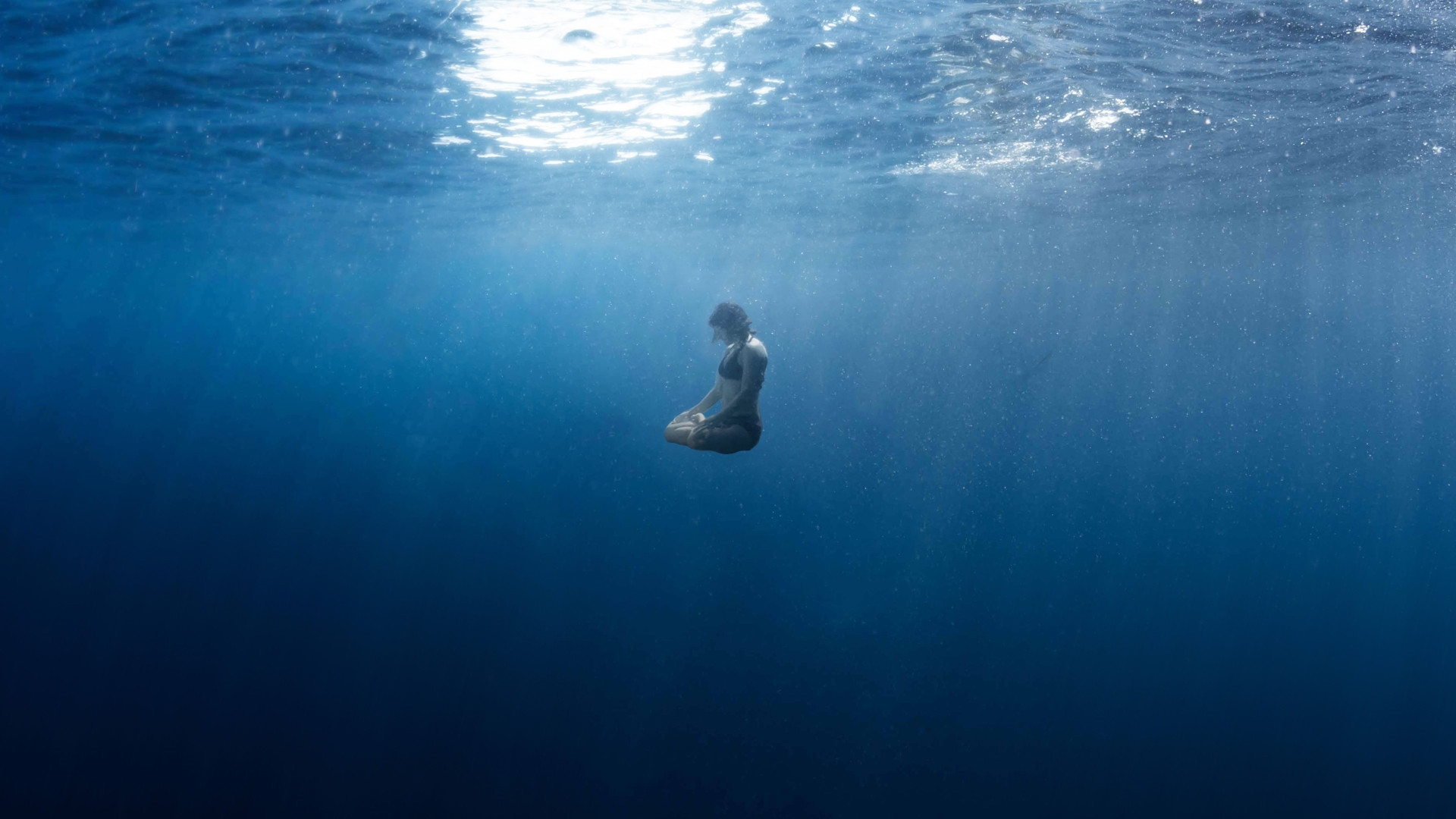 Глубокий человек. Океаны. Глубина. Человек глубоко под водой. Глубоко в воде. Океан Эстетика глубина.