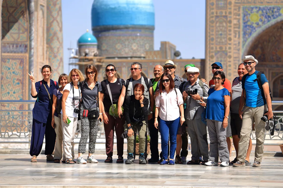 Туристы в Самарканде 2021. Узбекистан Самарканд туризм. Туристы в Самарканде. Узбекистан Сарканд туристы.