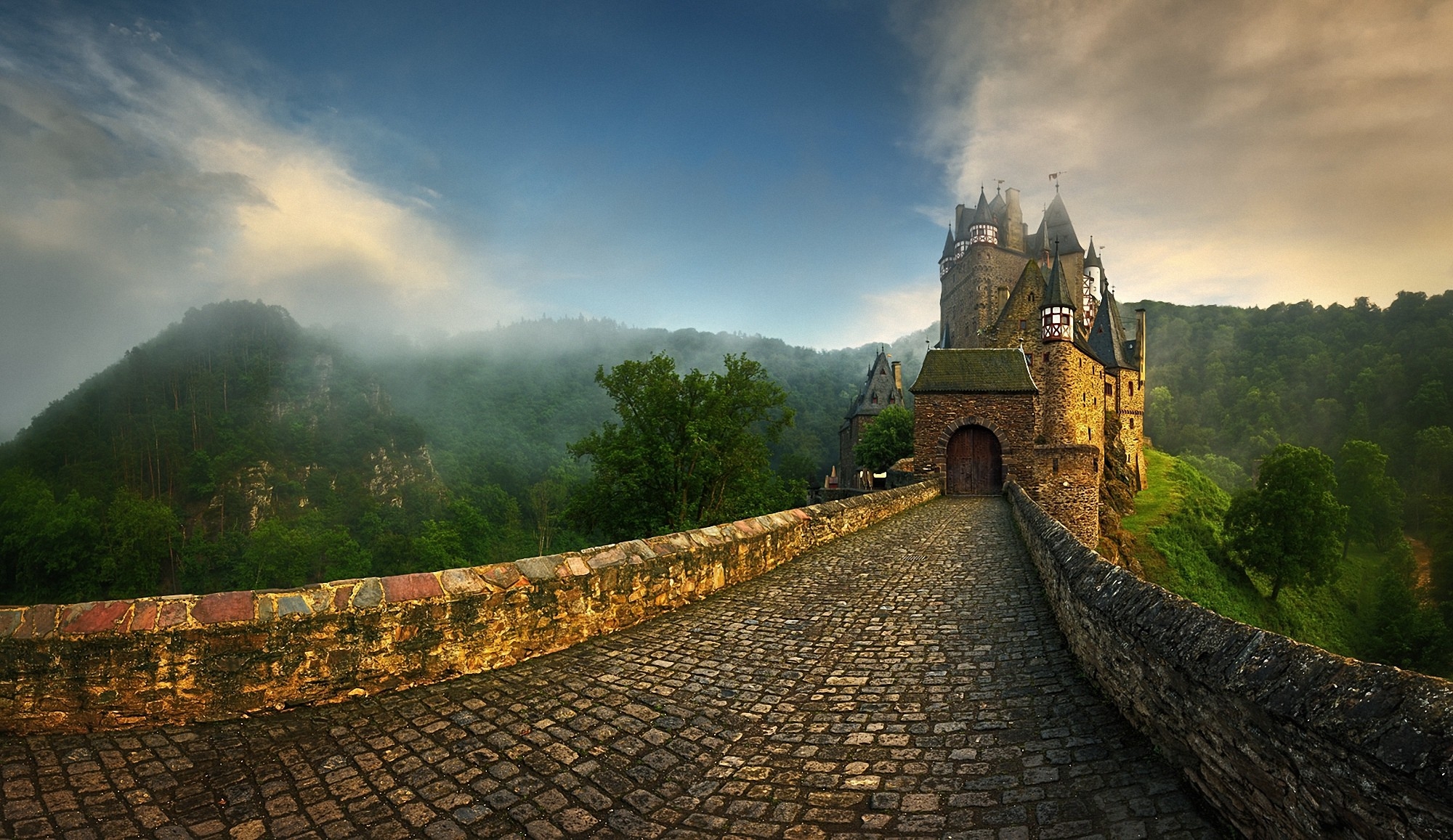 Castle road. Замок Эльц в тумане. Замок Трансильвания в Шотландии. Красивые пейзажи с замками. Средневековая дорога.