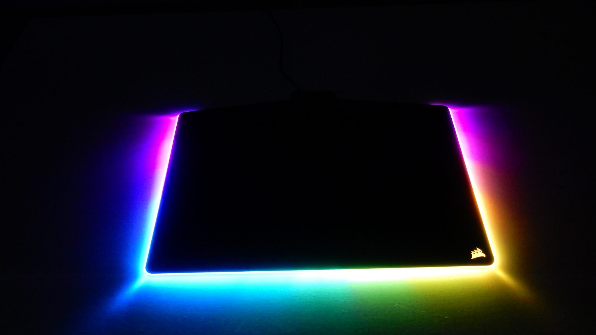 Края монитора черные. Corsair Gaming mm800 RGB Polaris. Corsair подсветка для монитора. Подсветка. Стол с подсветкой по периметру.