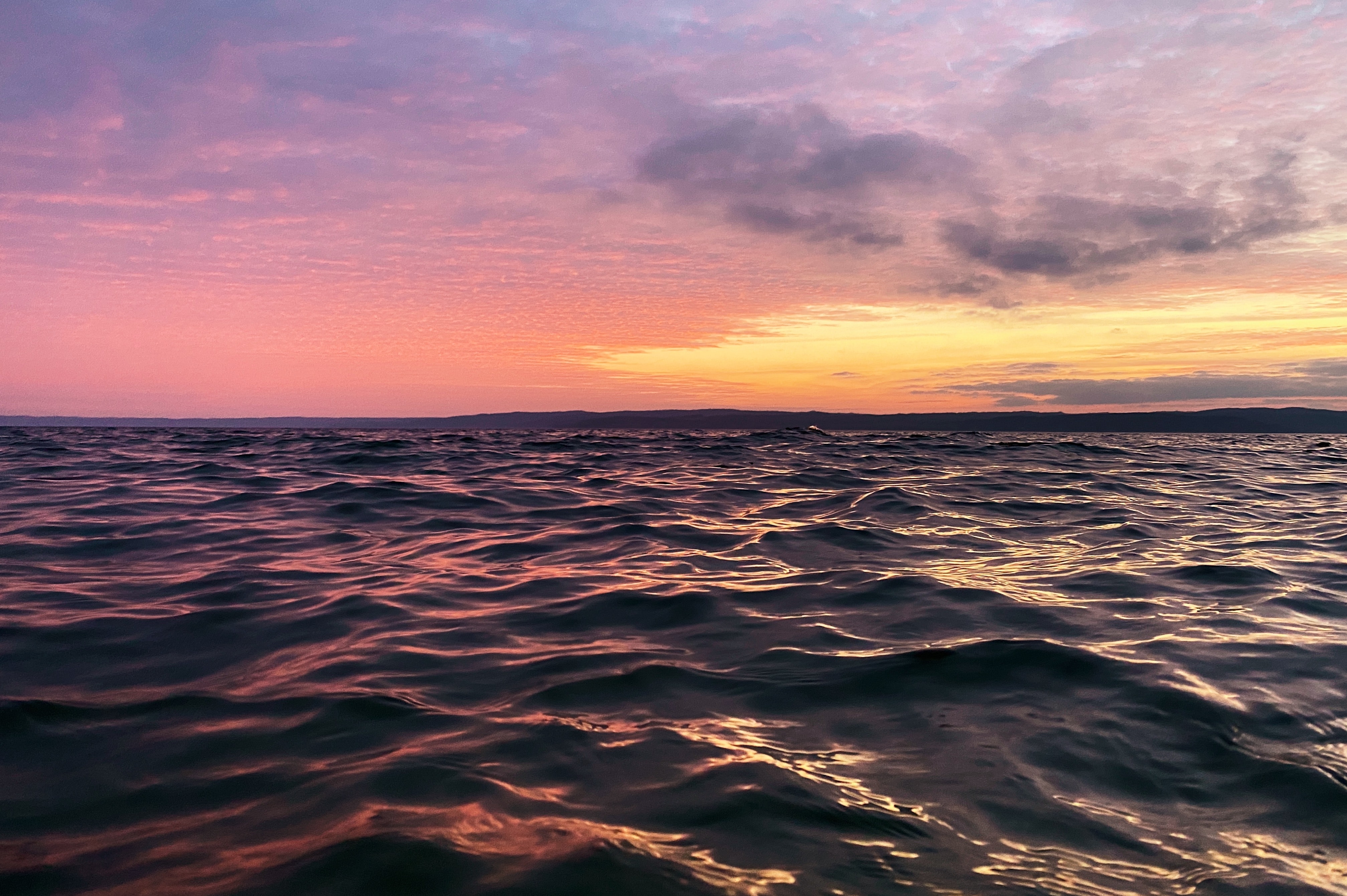 Спокойные фотки. Розовое море. Закат на воде. Вода море закат. Гладь воды закат Горизонт.