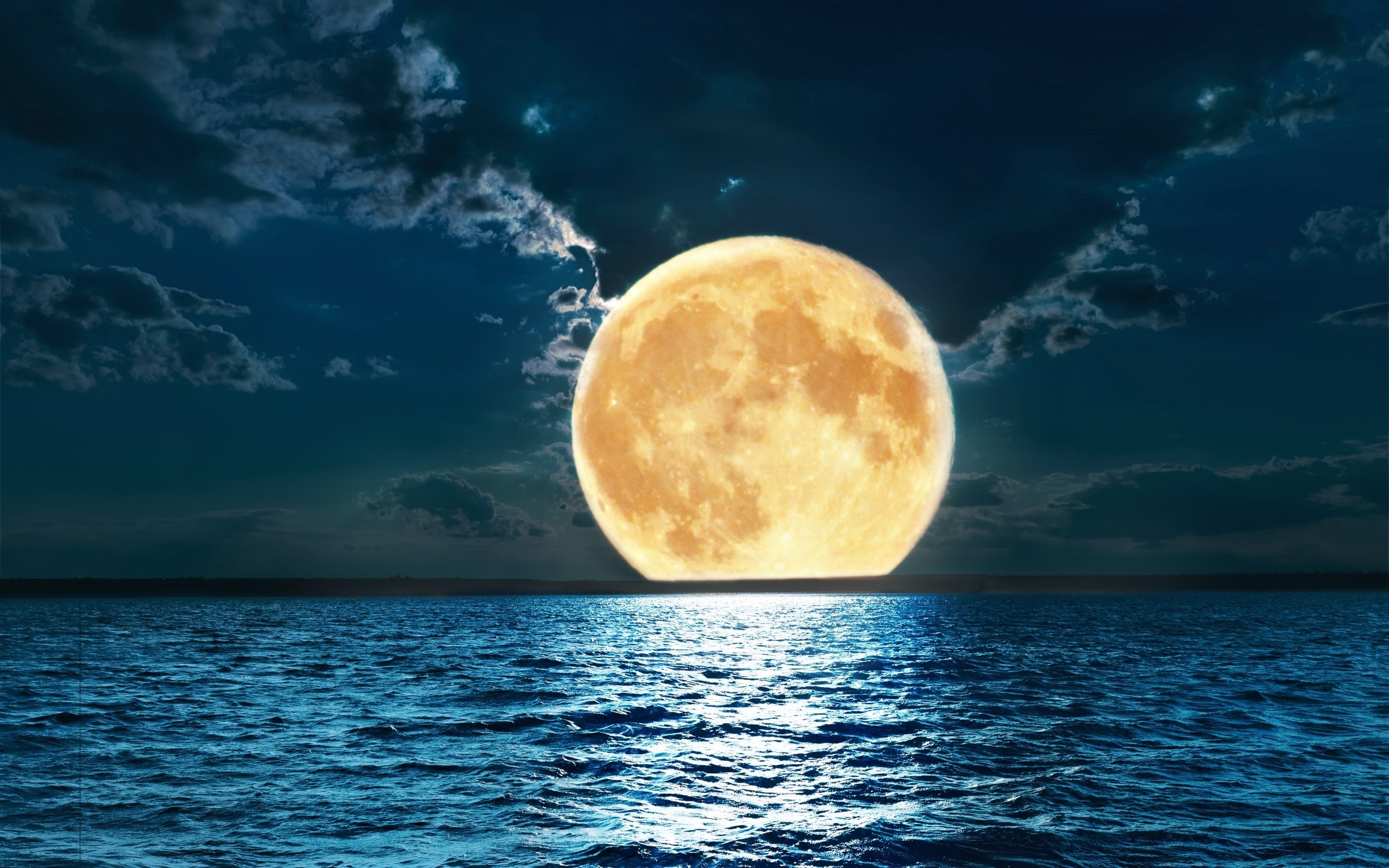 Света стала луна луна. Луна. Ночная Луна. Луна и море. Красивая Луна.