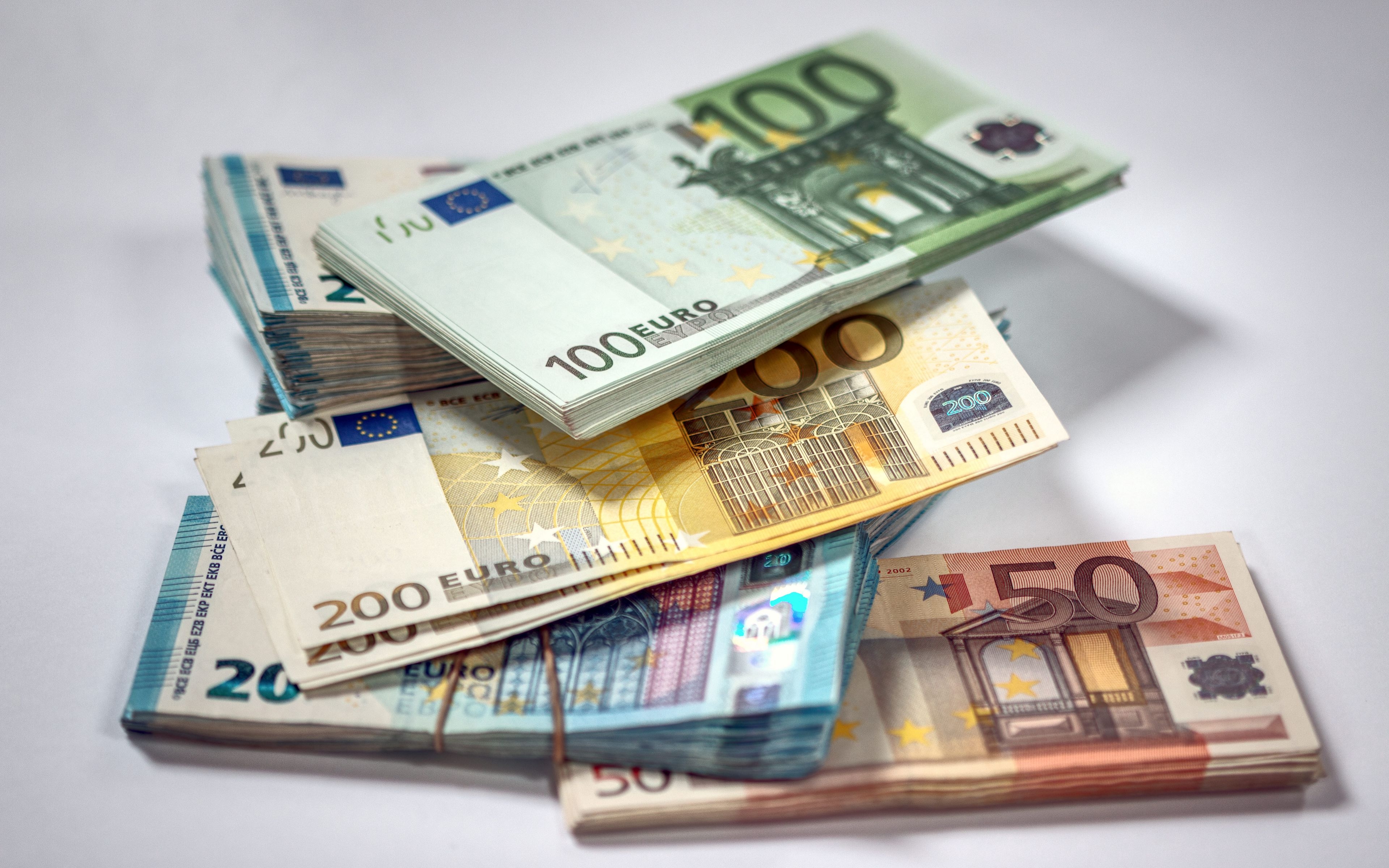 Сумма доллара и евро. Деньги евро. Обои деньги. Евро валюта. Фото денег.