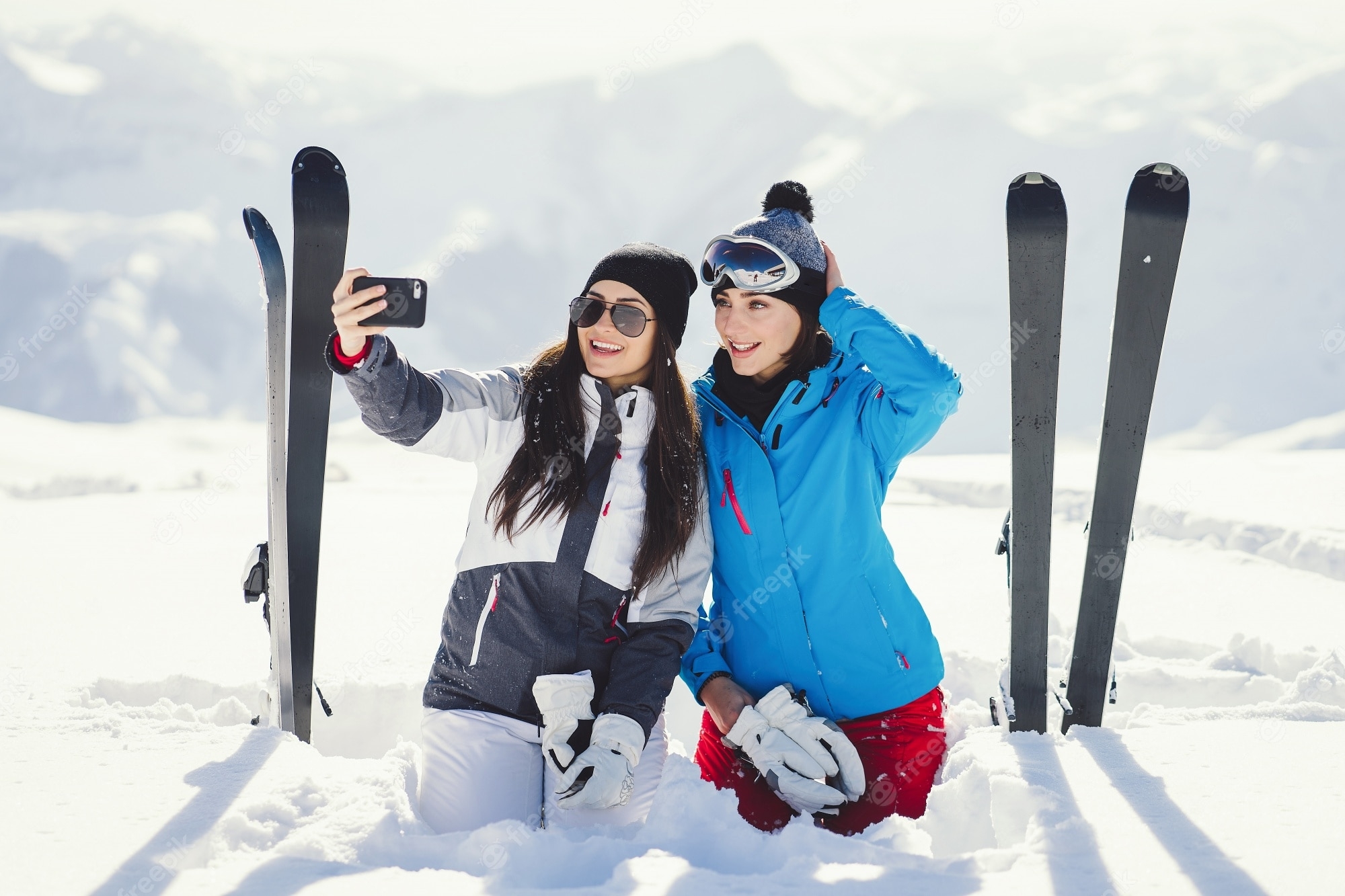 My friend skis. Девушка на лыжах. Девушка на лыжах в горах. Девушка на горнолыжном курорте.