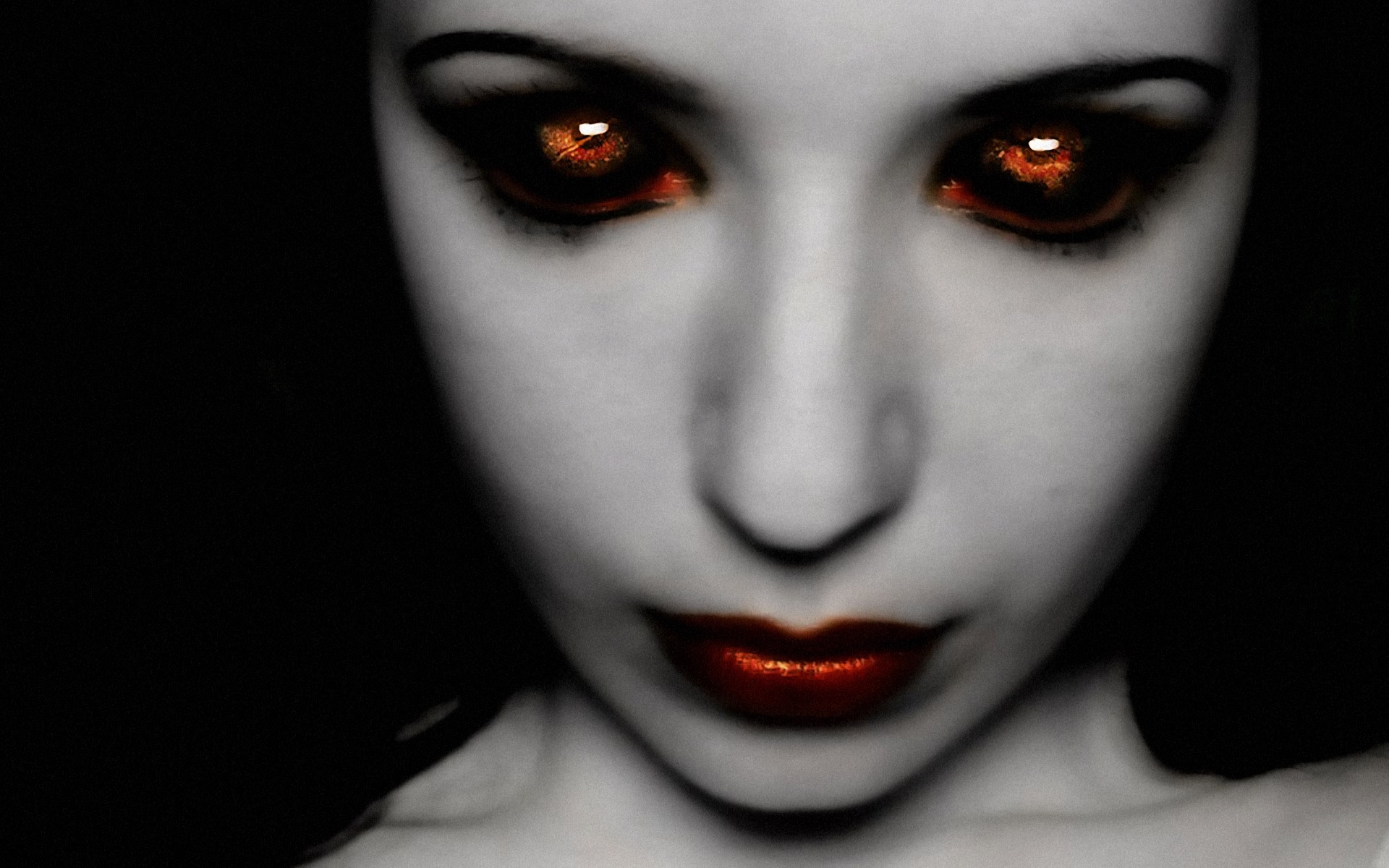 Страшные глазки. Страшный взгляд девушки. Женщина с красными глазами. Стоный взгляд девушки.